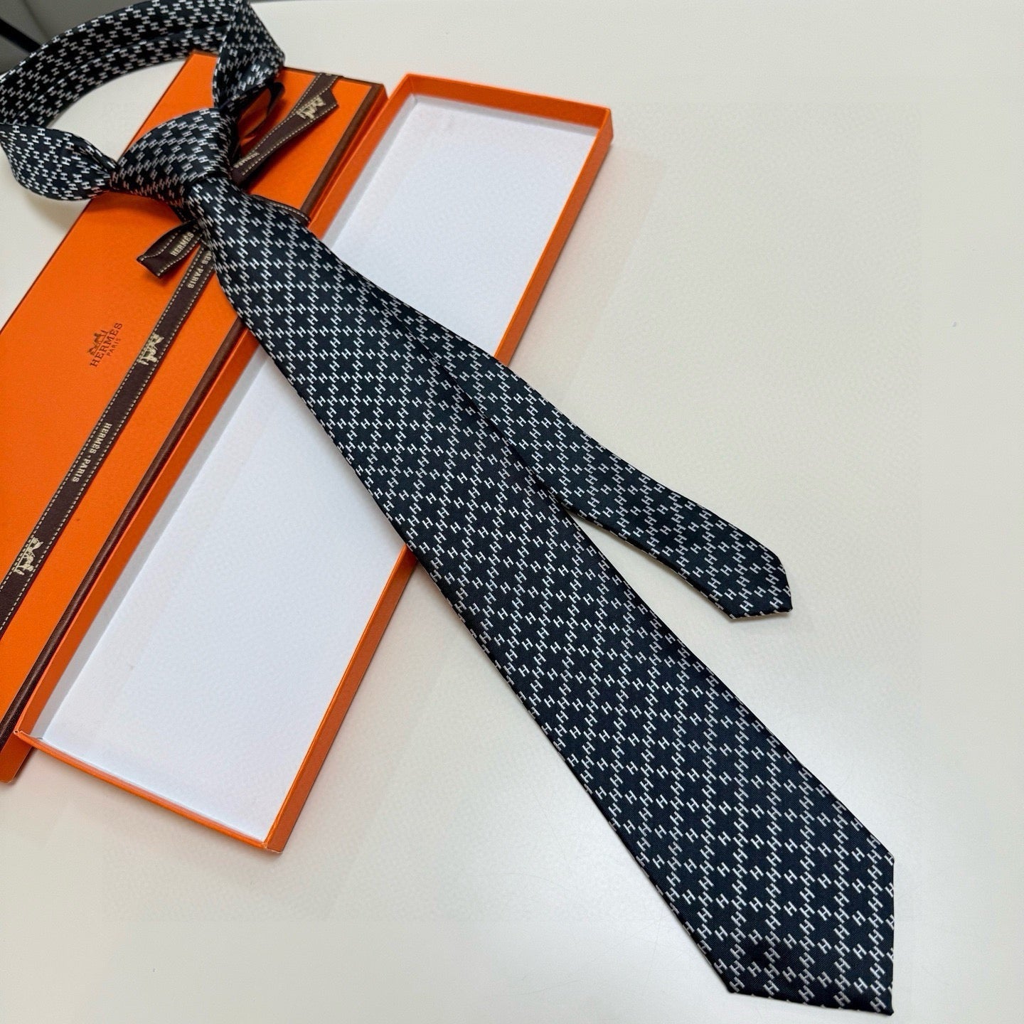 HM Subtle Logo Tie Black Twill Silk 212086
