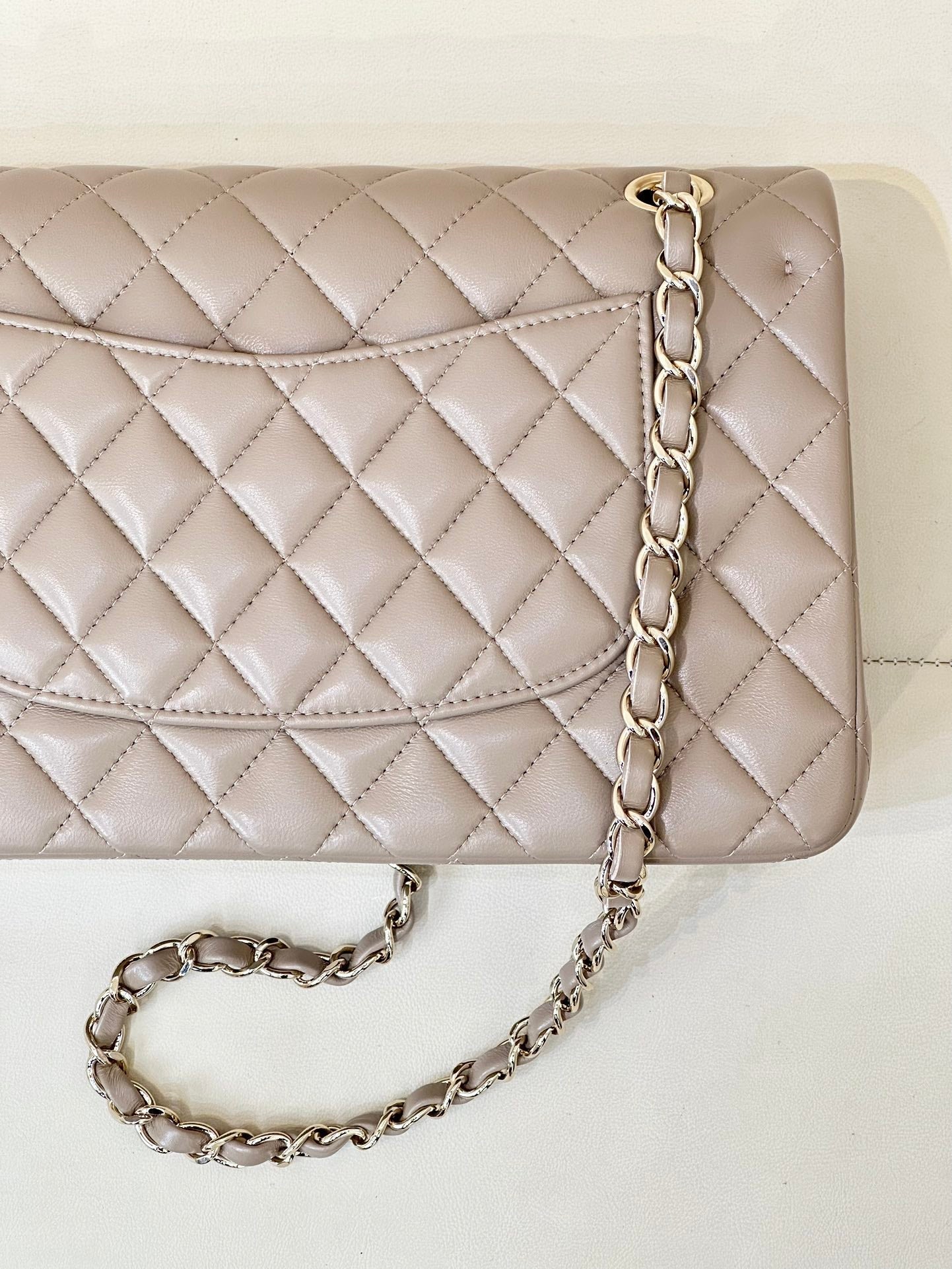 CLASSIC FLAP 25CM BEIGE LAMBSKIN LIGHT GOLD HARDWARE