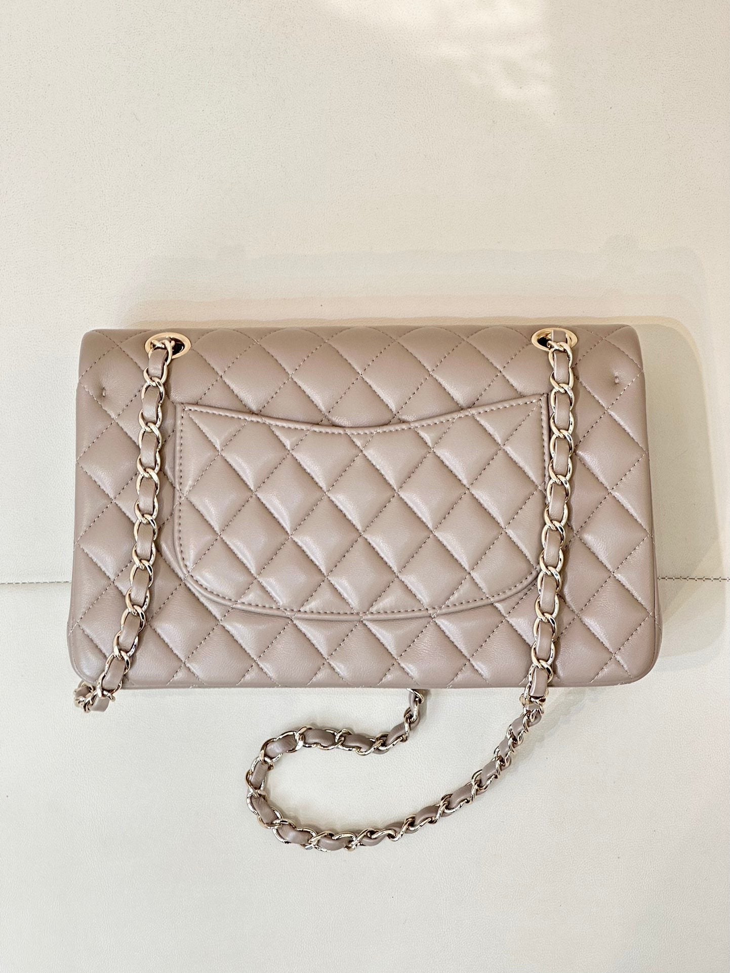 CLASSIC FLAP 25CM BEIGE LAMBSKIN LIGHT GOLD HARDWARE