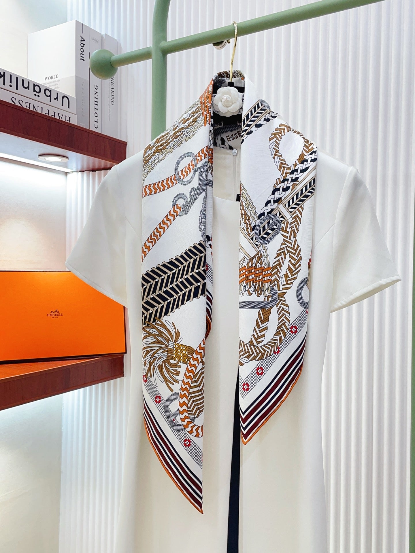 HM Tout en Tresse Scarf 90x90 White Colorful Twill Silk 223502