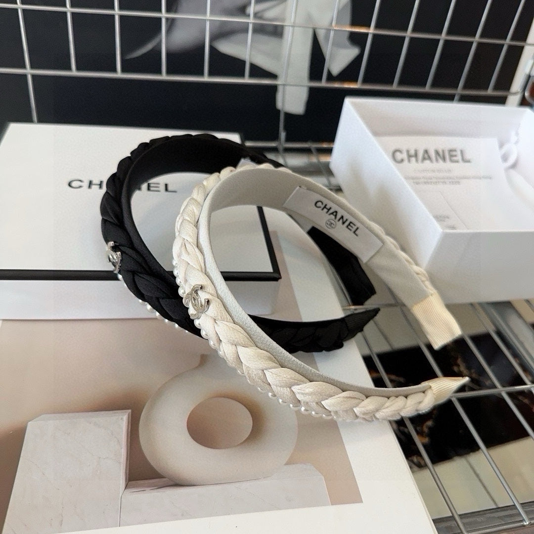 BLACK FABRIC HAIRBAND WITH PEARL CHAIN 412528