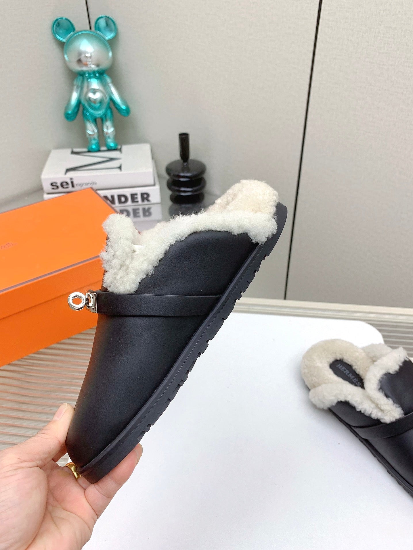 HM Mule 30mm In Black With Fleece And Cowhide Lining 971388