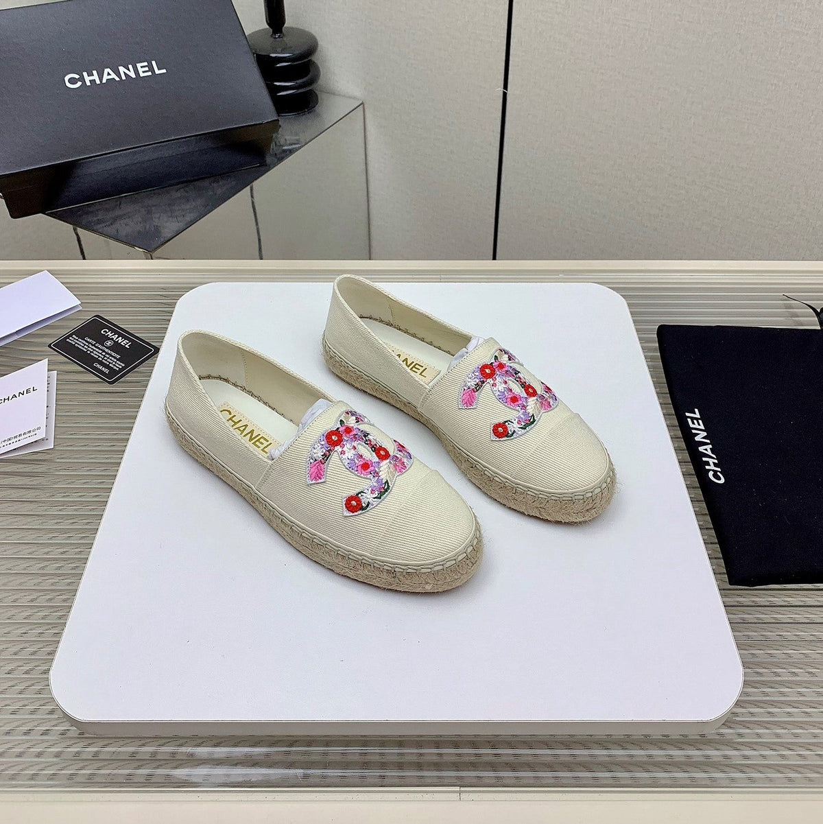 CC 26s Espadrilles Flats Beige Floral Canvas 163530