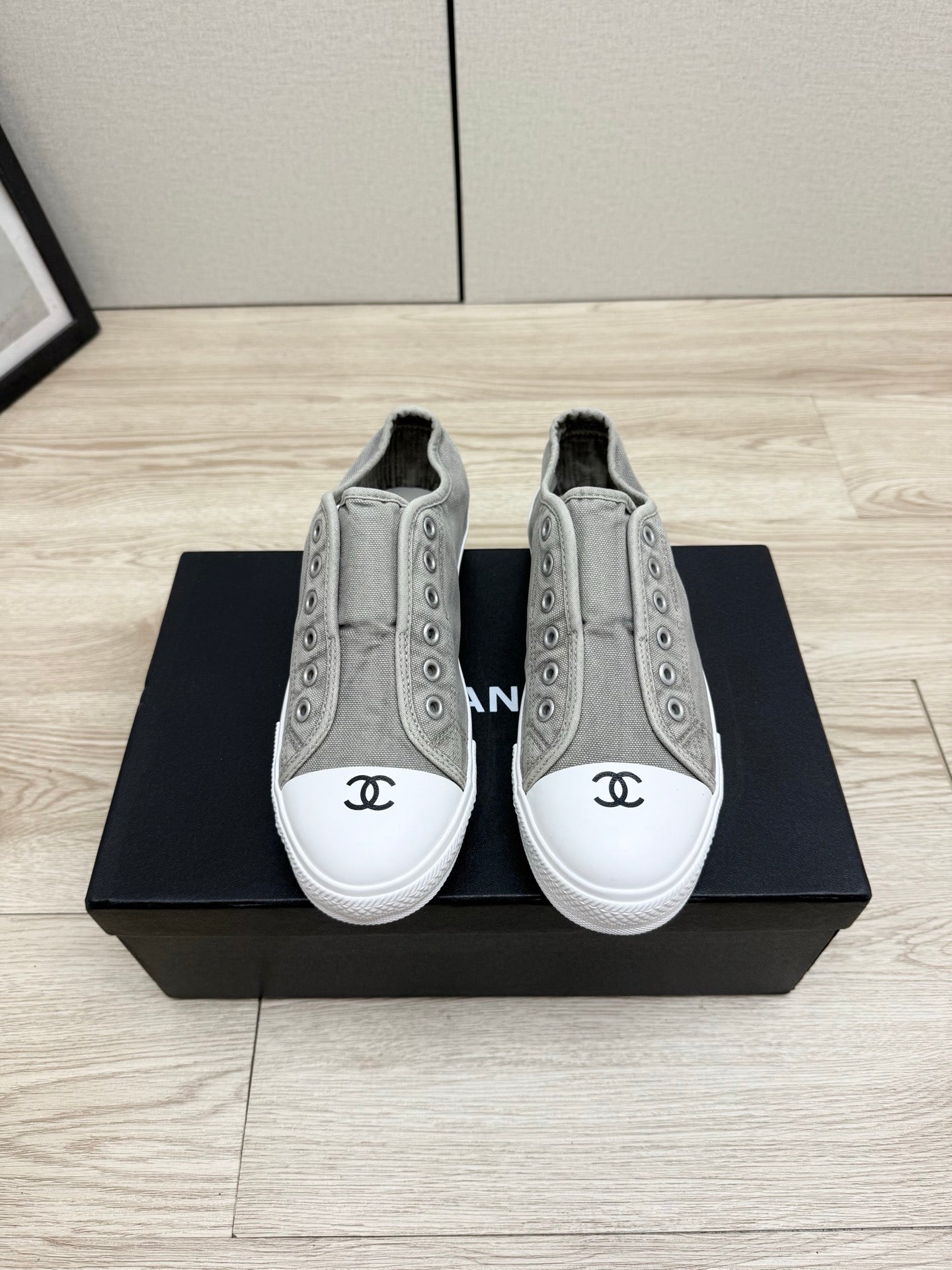 CC 26s Laceless Sneakers White Grey Canvas Rubber 940855