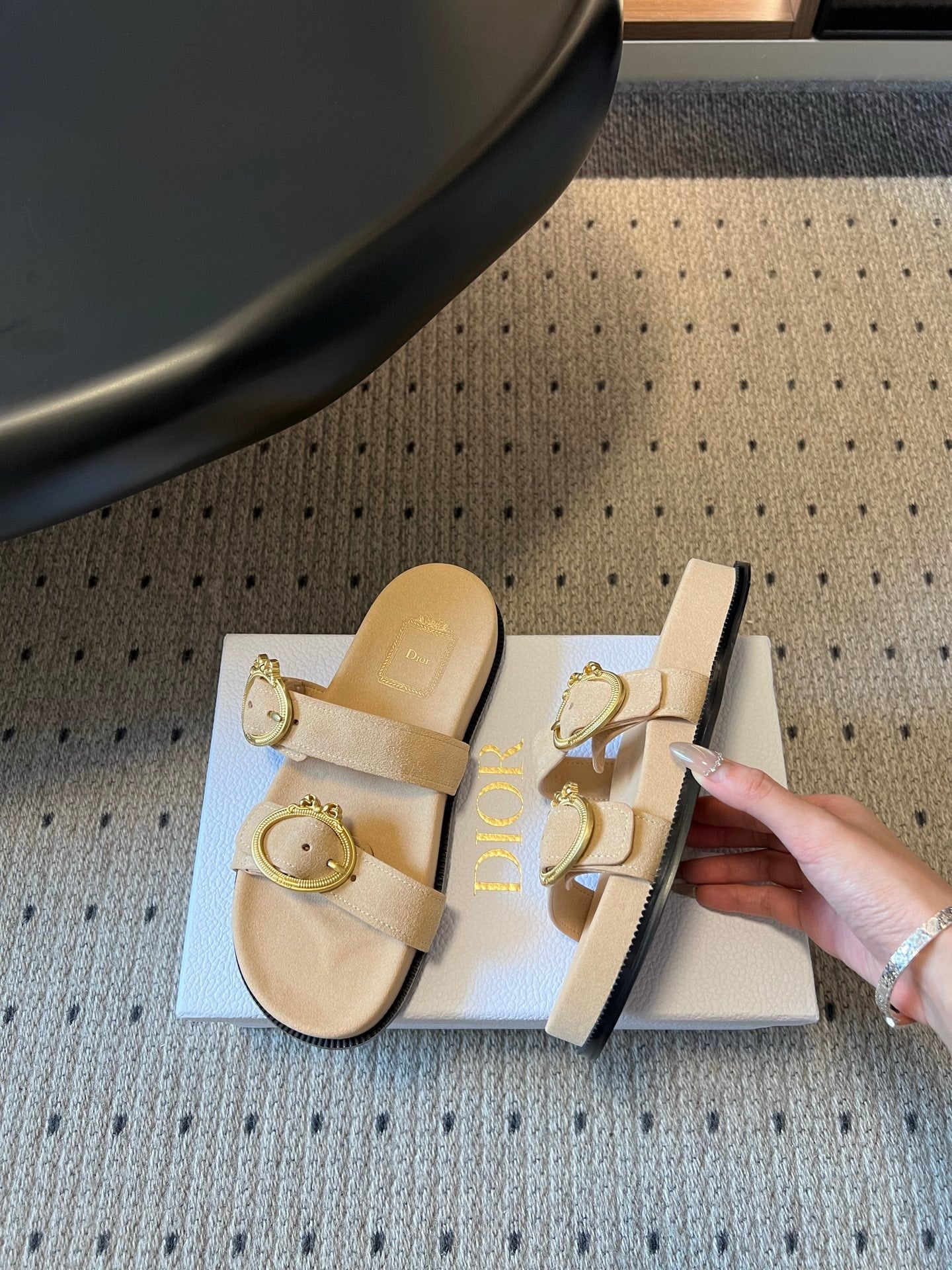 CD 26s Médaillon Buckle Slide Cream Suede 820025