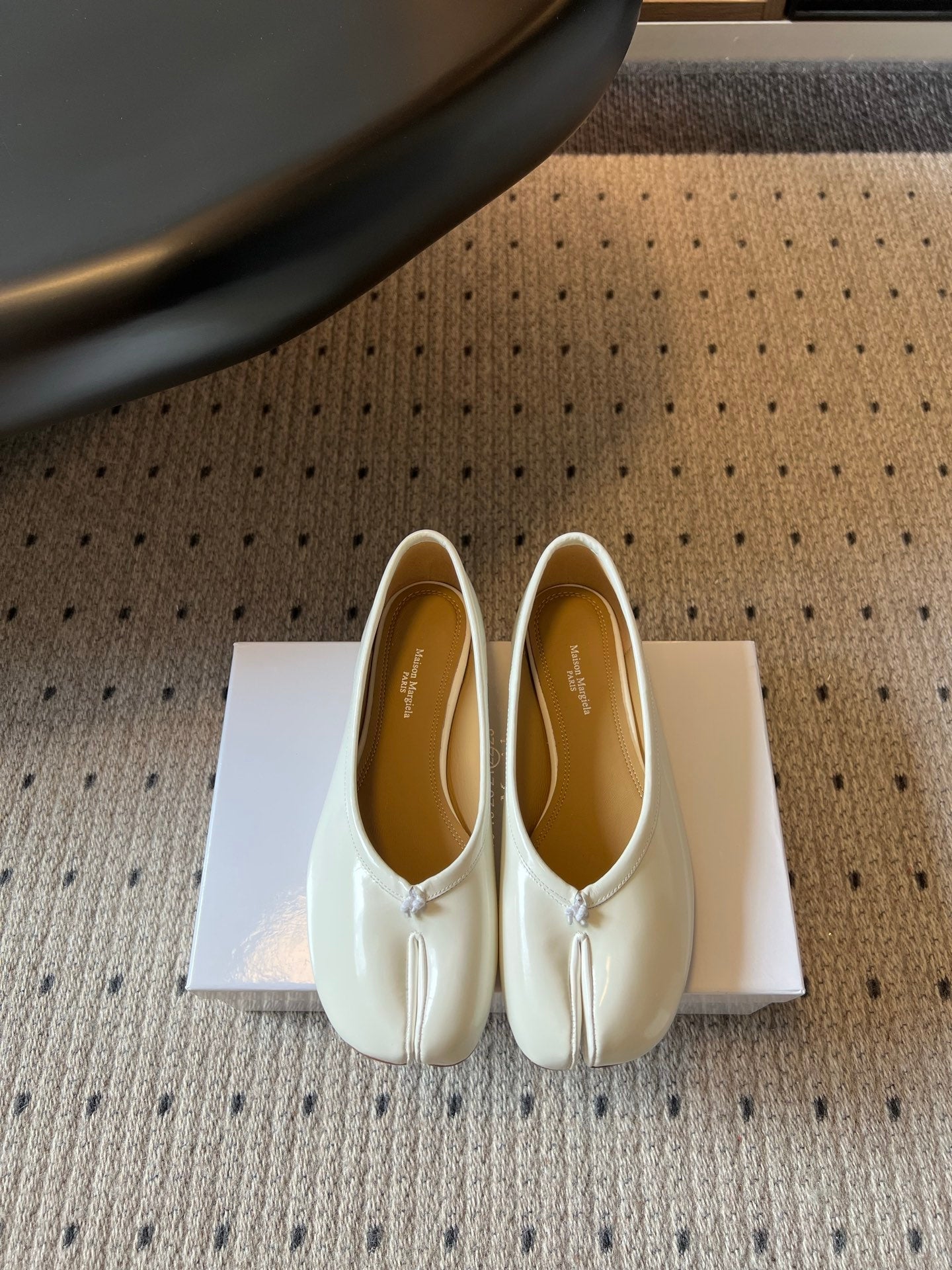 Maison Margiela Tabi Shoes Flat Cream Patent Leather 828084