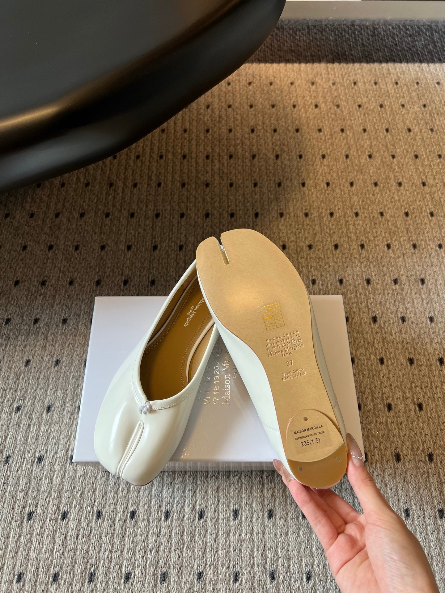 Maison Margiela Tabi Shoes Flat Cream Patent Leather 828084