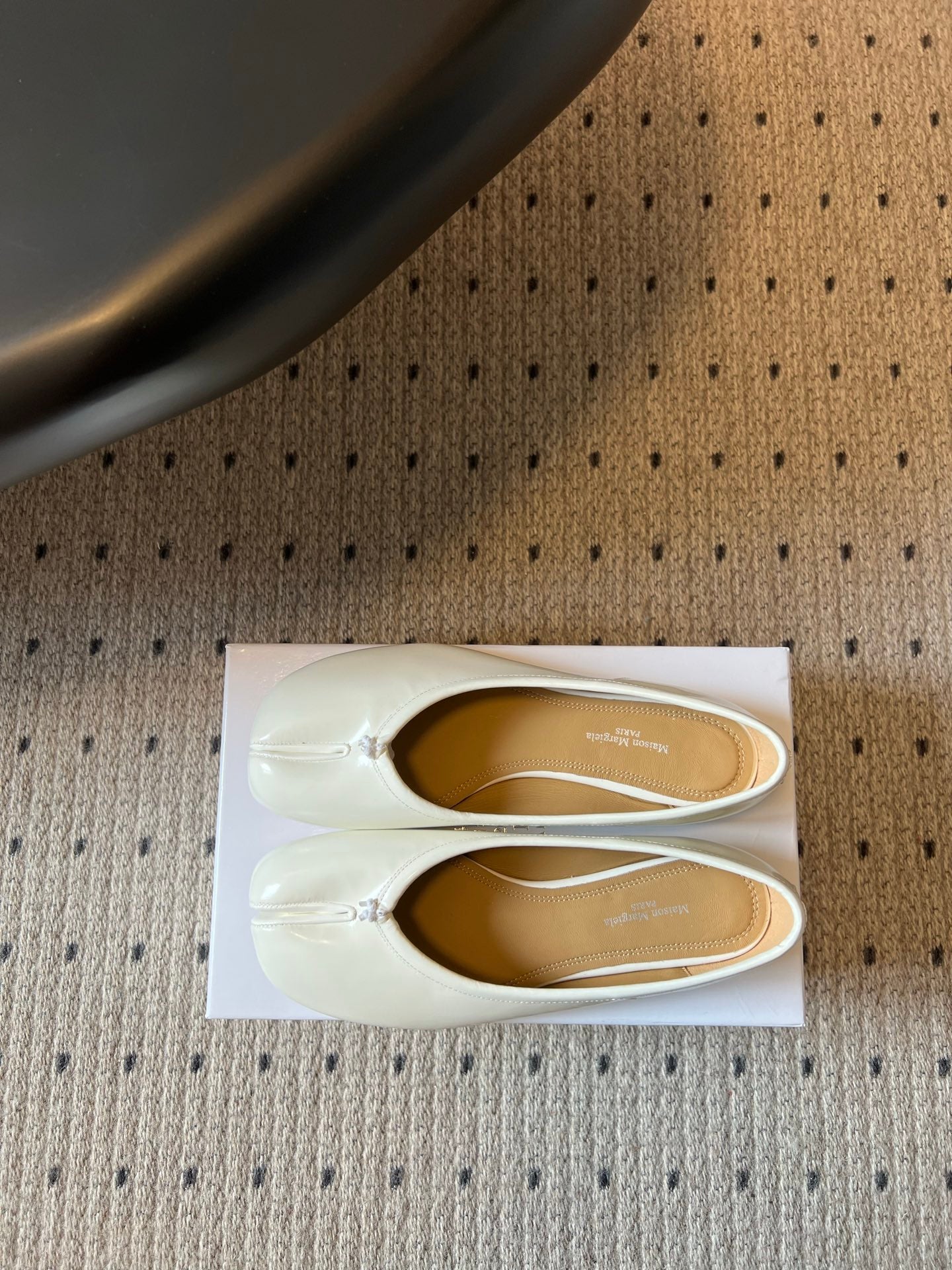 Maison Margiela Tabi Shoes Flat Cream Patent Leather 828084