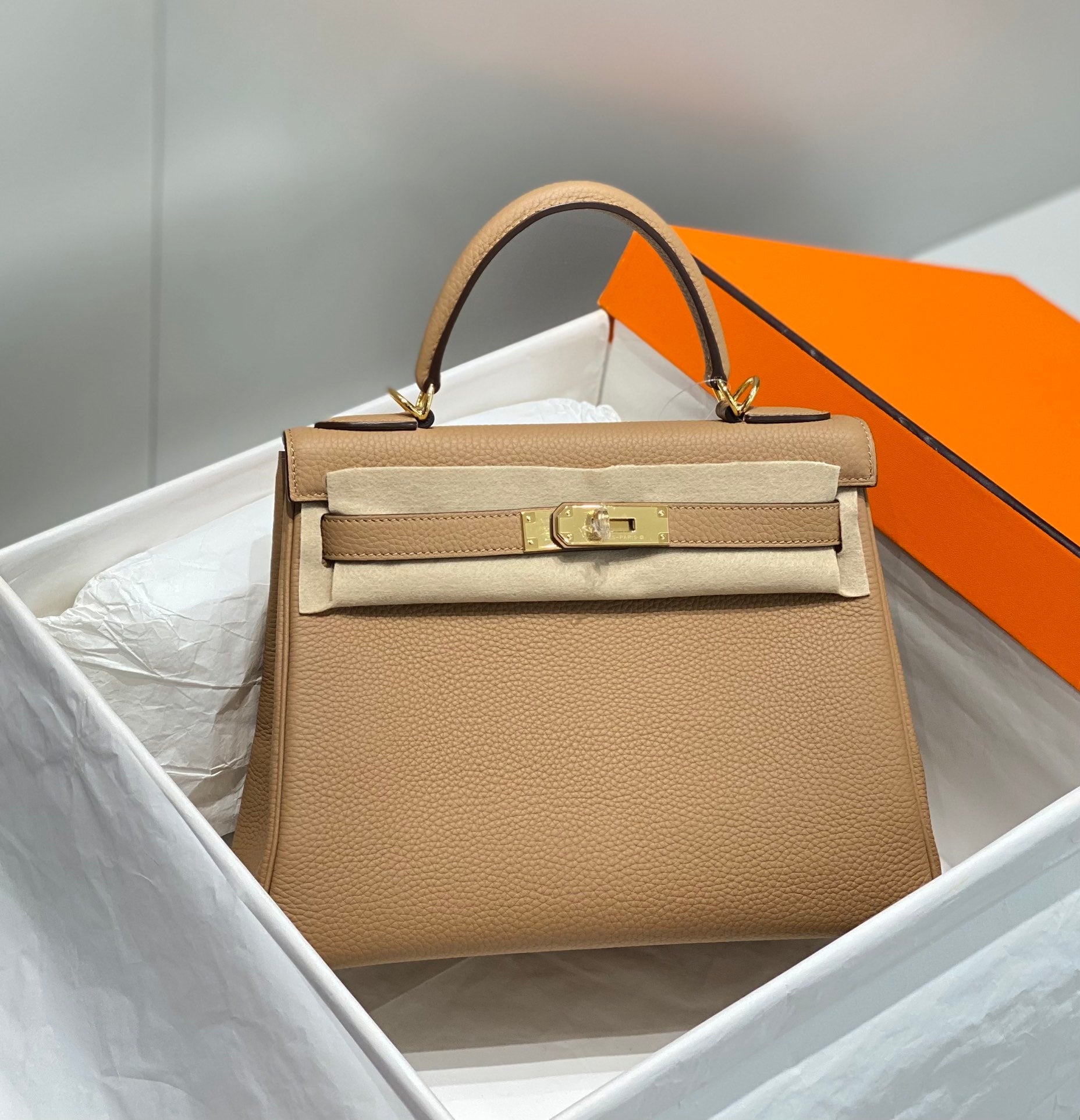 HM KELLY 28CM BEIGE TOGO GOLD HARDWARE