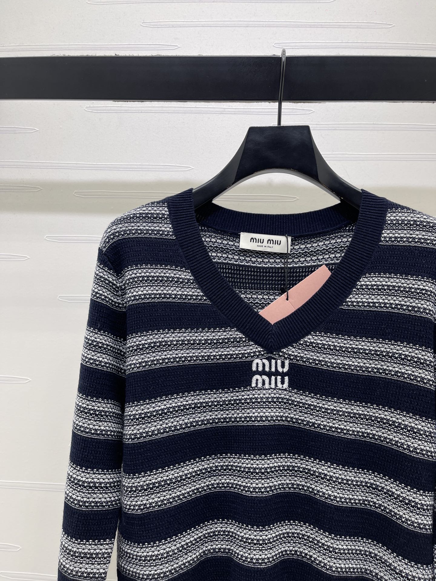 Miu 26s V-Neck Long-Sleeved Sweater 406591