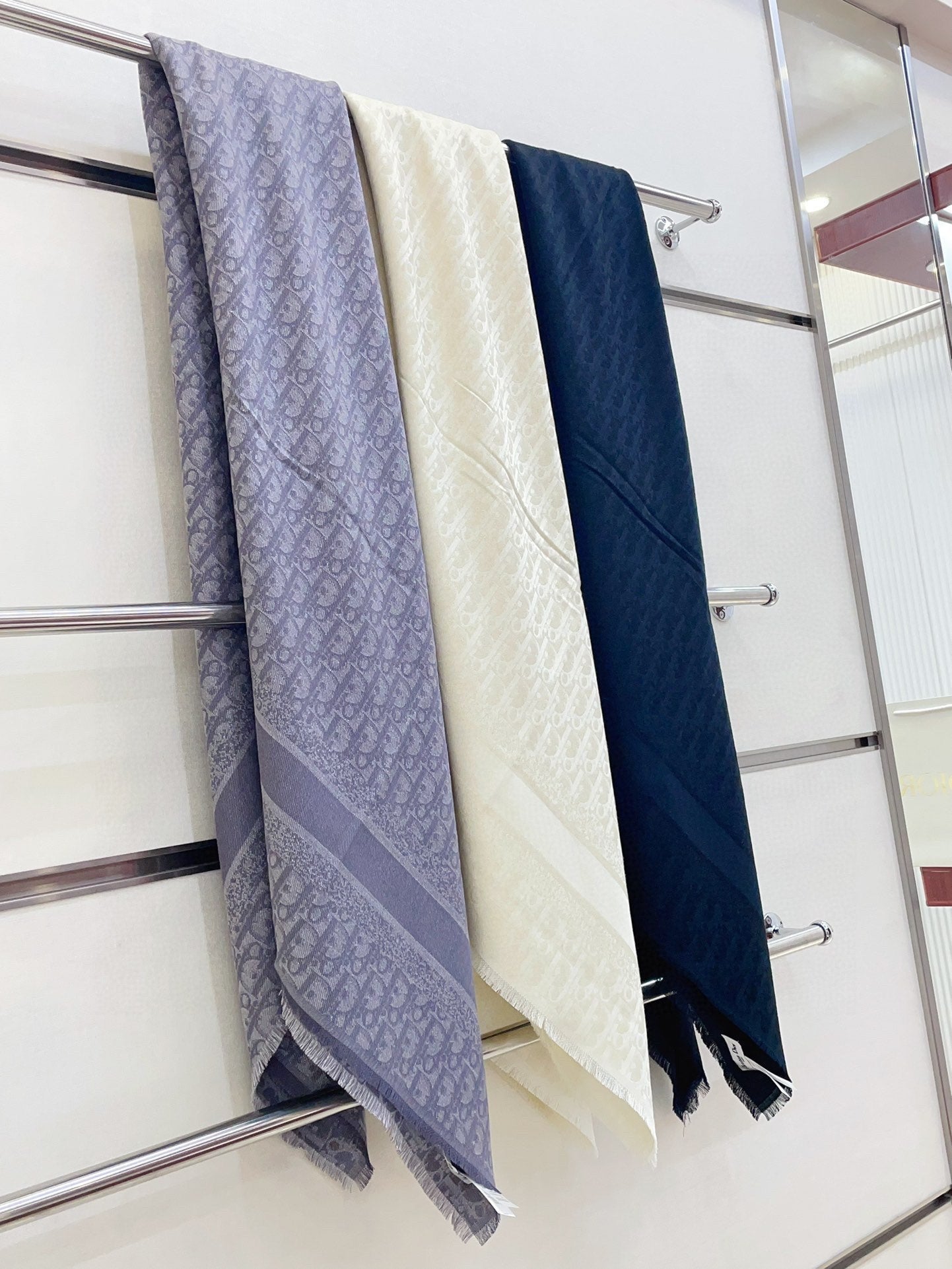 SQUARE SCARF 140 CM IN WHITE WOOL AND SILK 408660