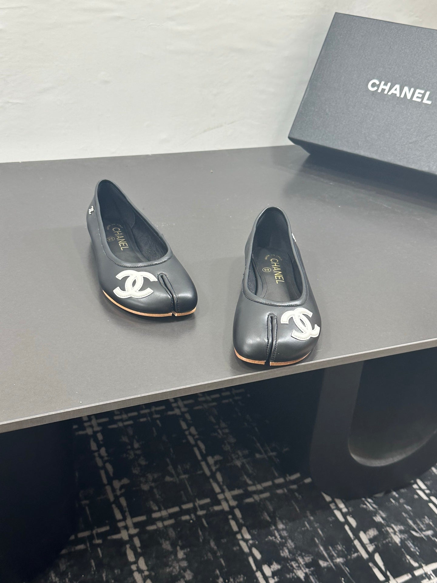 CC 26s Coco Beach Split-Toe Ballet Flats Black Lambskin 832540