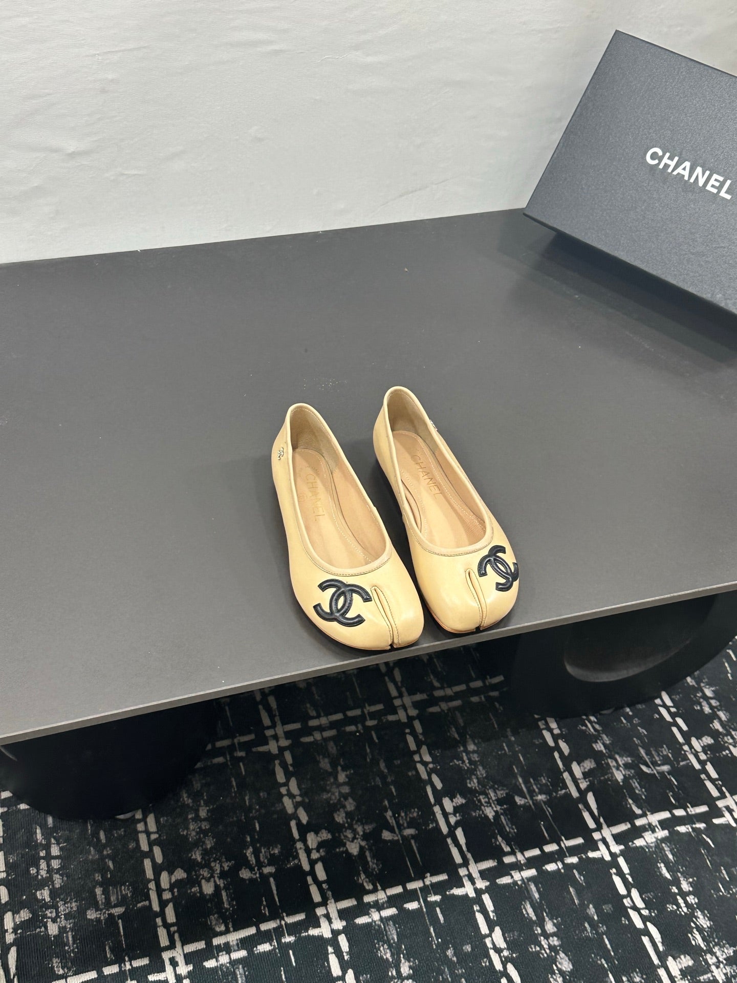 CC 26s Coco Beach Split-Toe Ballet Flats Beige Lambskin 832539