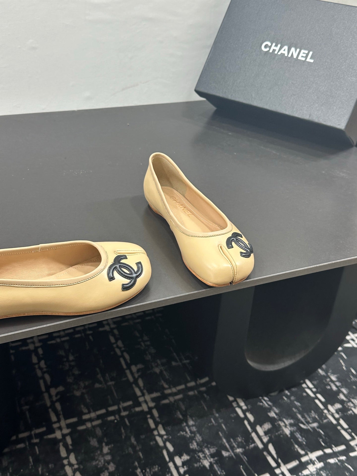CC 26s Coco Beach Split-Toe Ballet Flats Beige Lambskin 832539