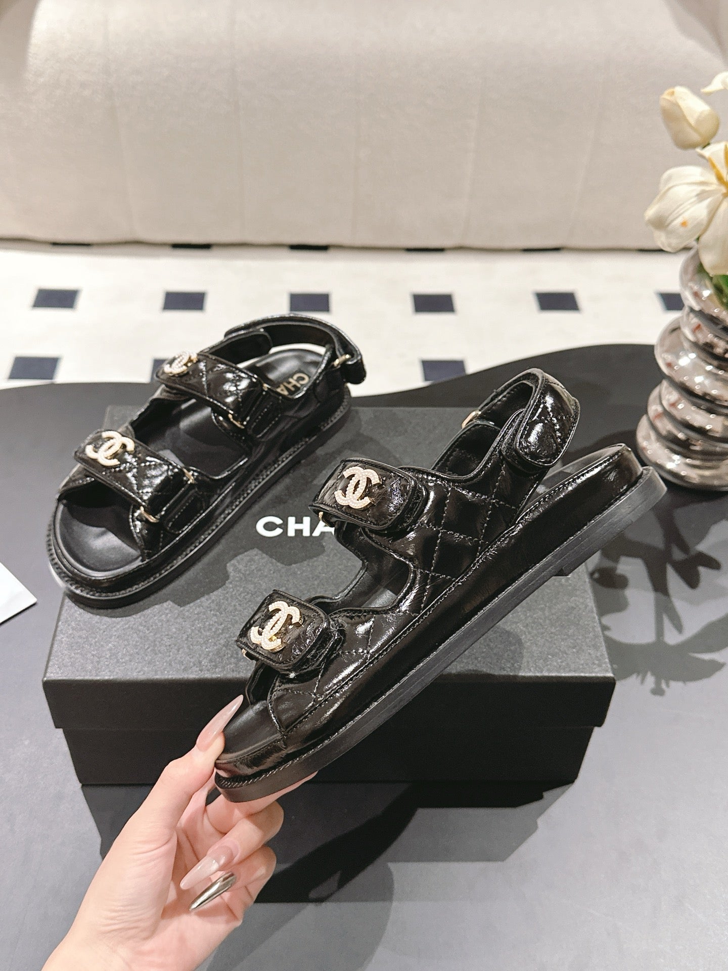 cc 25p logo with pearl sandal black leather 237590