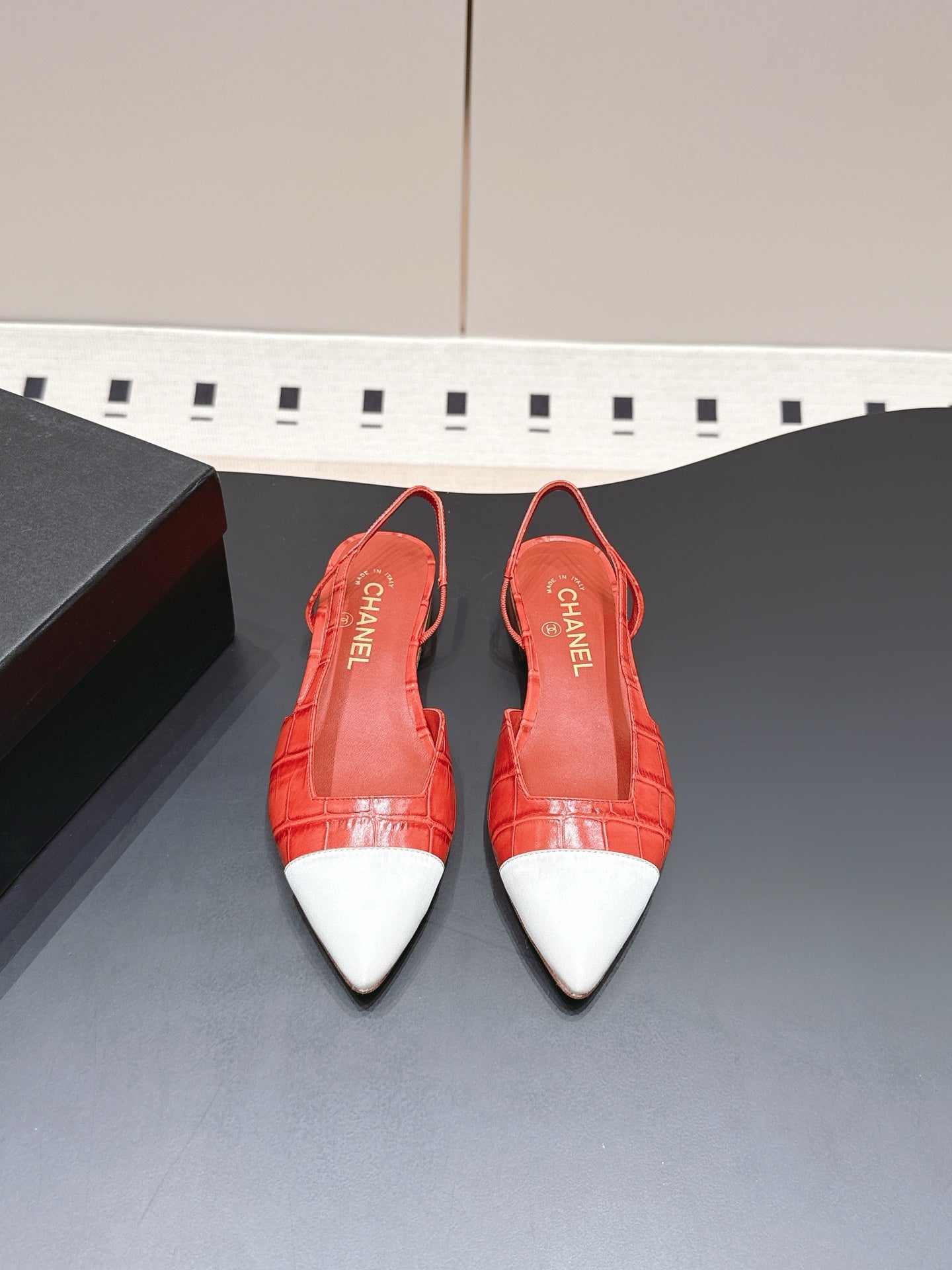 CC 26s Flat Pointed-Toe White Red Crocodile Embossed 922681