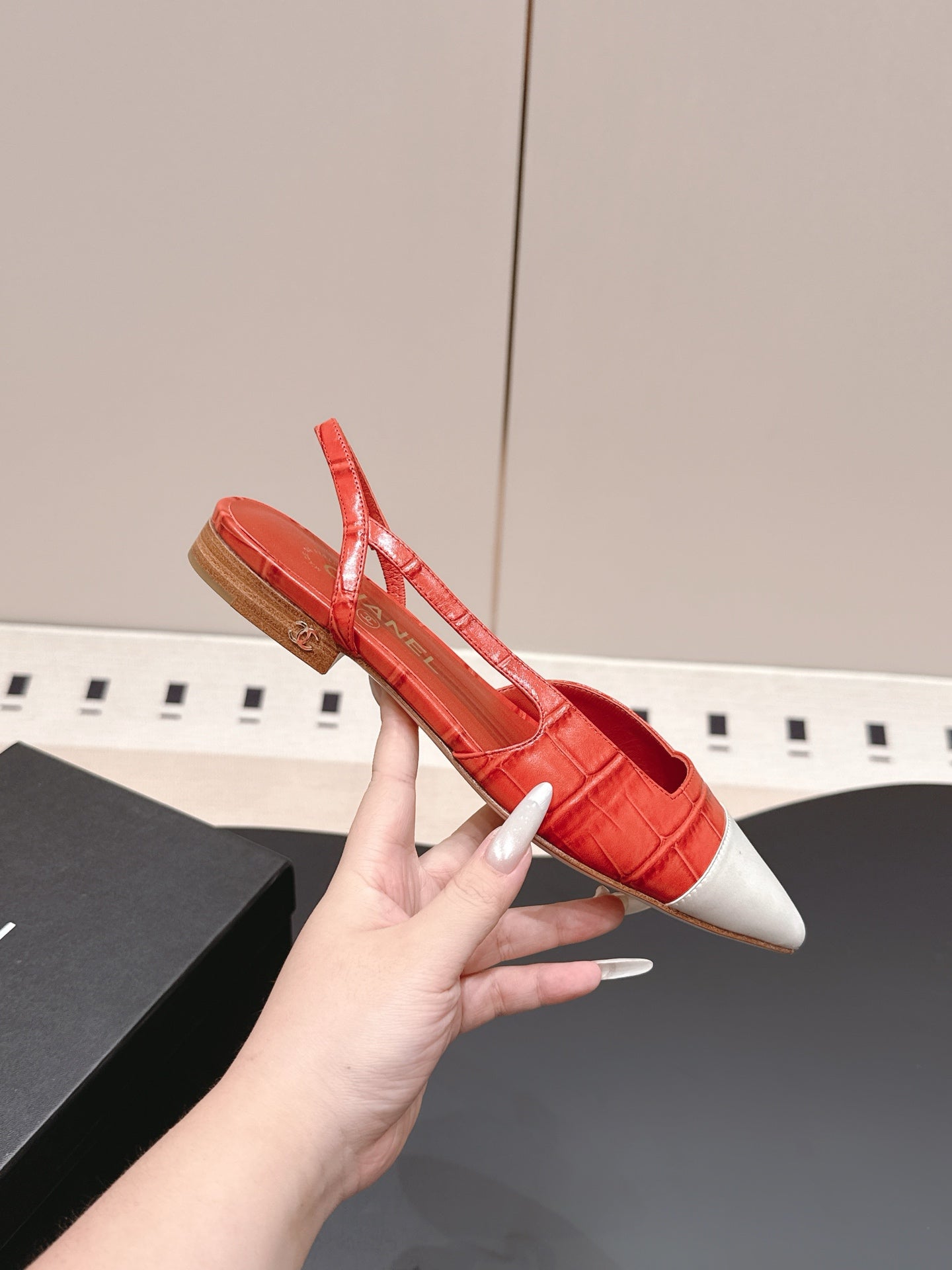 CC 26s Flat Pointed-Toe White Red Crocodile Embossed 922681