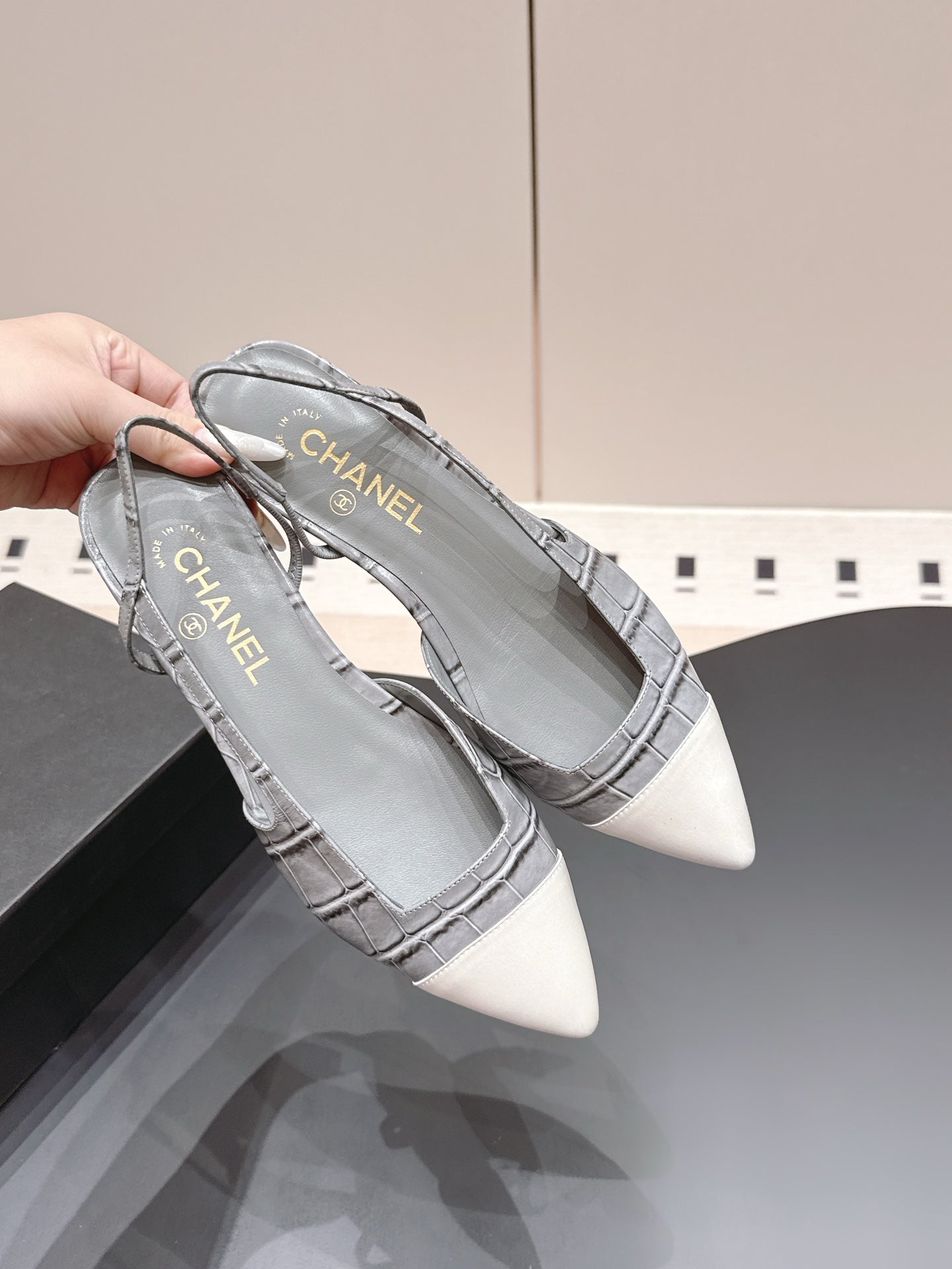 CC 26s Flat Pointed-Toe White Grey Crocodile Embossed 922682