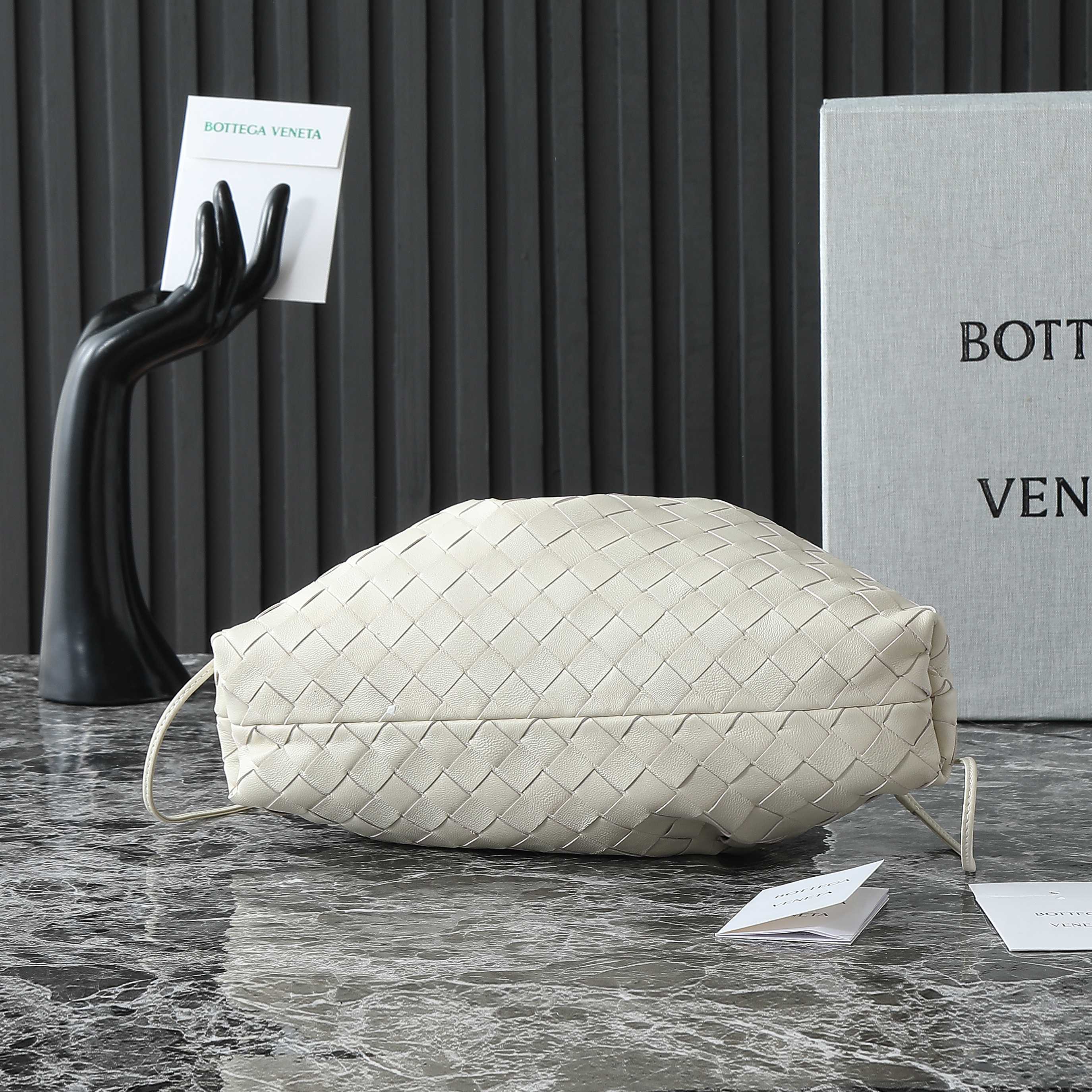 BV Dustbag Notte 33cm With Chain White Calfskin HW