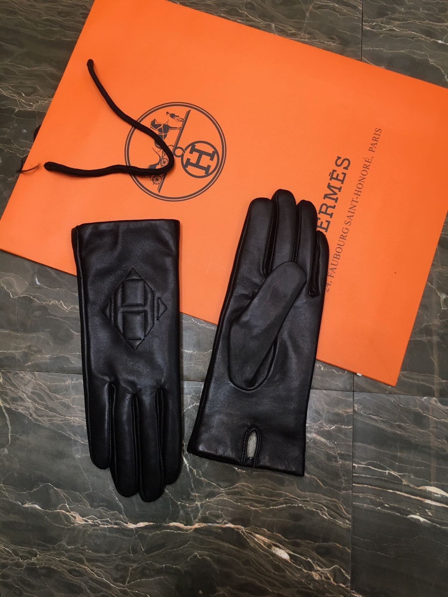 GLOVES IN BLACK IMPORTER LAMBSKIN 397050