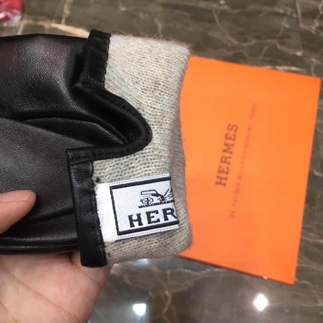 GLOVES IN BLACK IMPORTER LAMBSKIN 397050