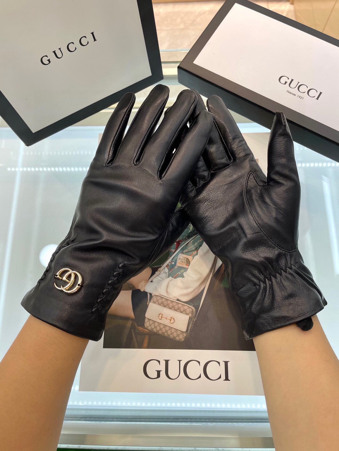 GLOVES IN BLACK LAMBSKIN AND FLEECE LINING 441830