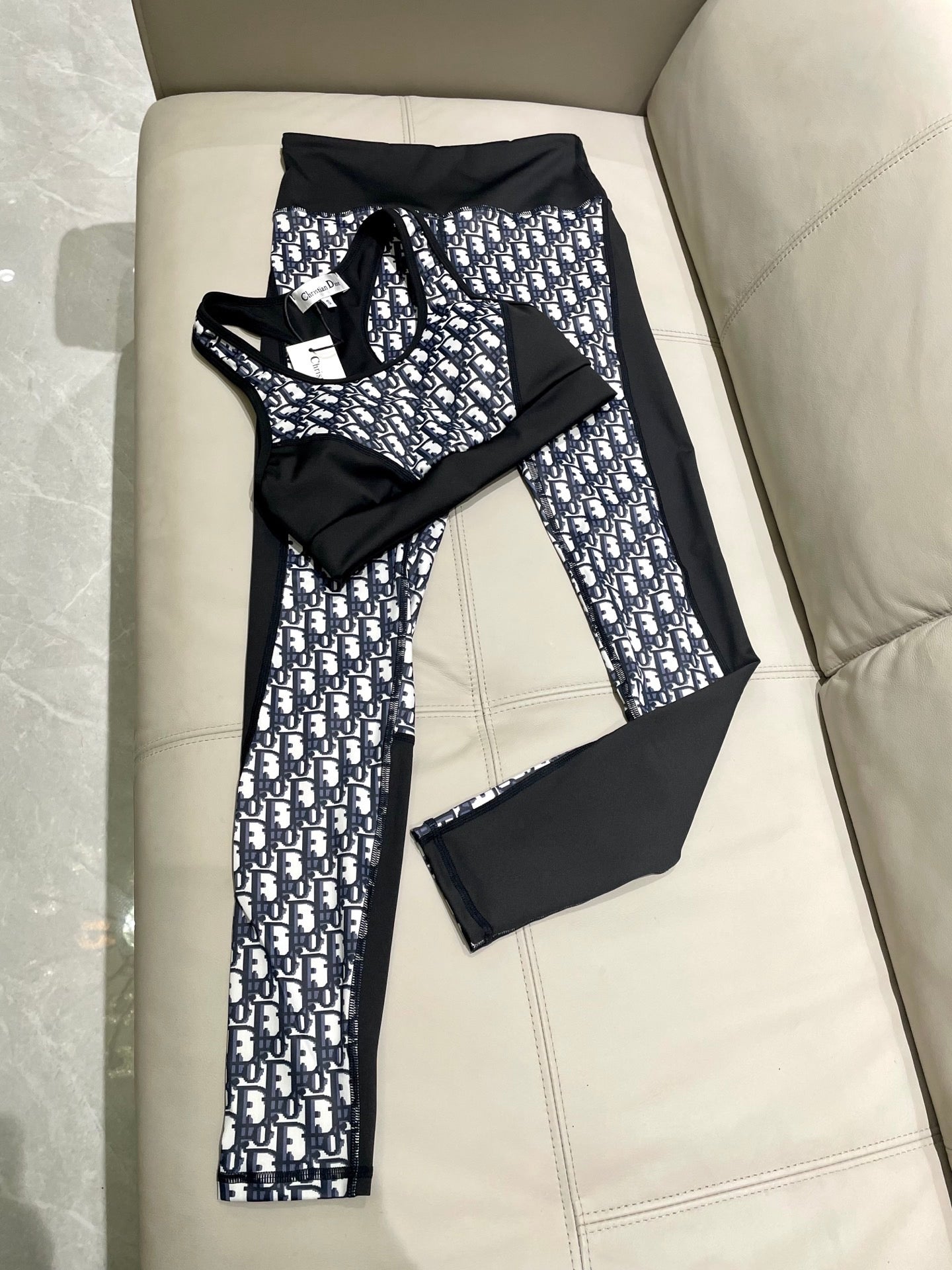 CD Yoga Set White Black 198910
