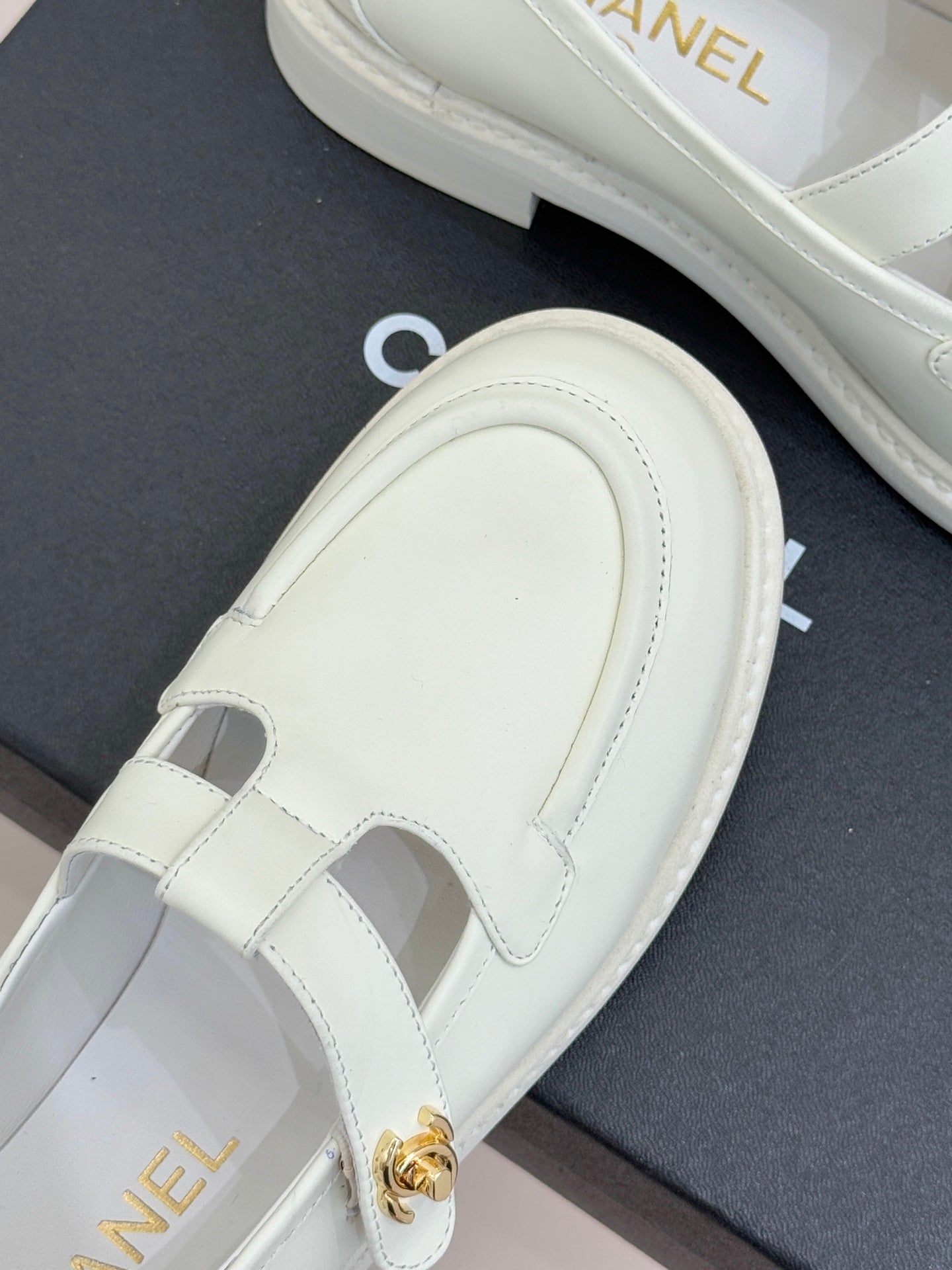 CCMary Jane Loafers CC Logo Buckle White Cowhide 512058
