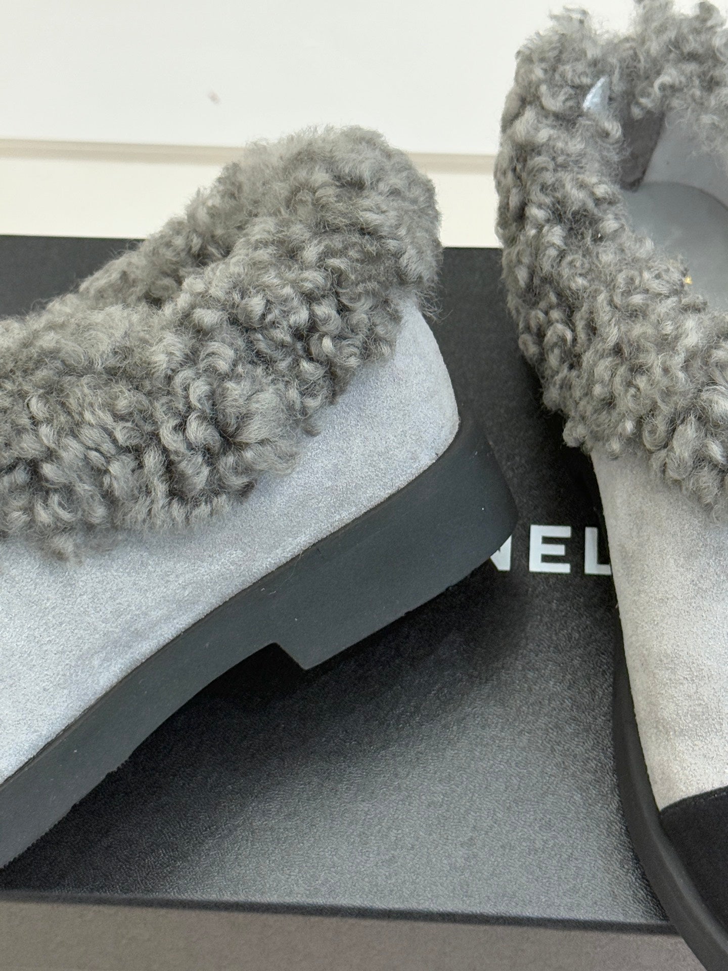 CC 25s Furry Snow Boots Gray Black Suede Wool 512062