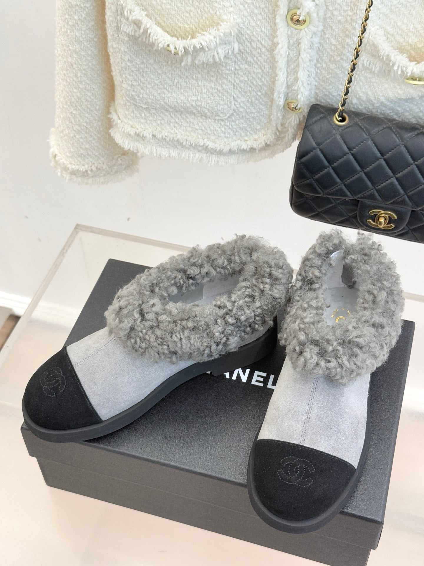 CC 25s Furry Snow Boots Gray Black Suede Wool 512062