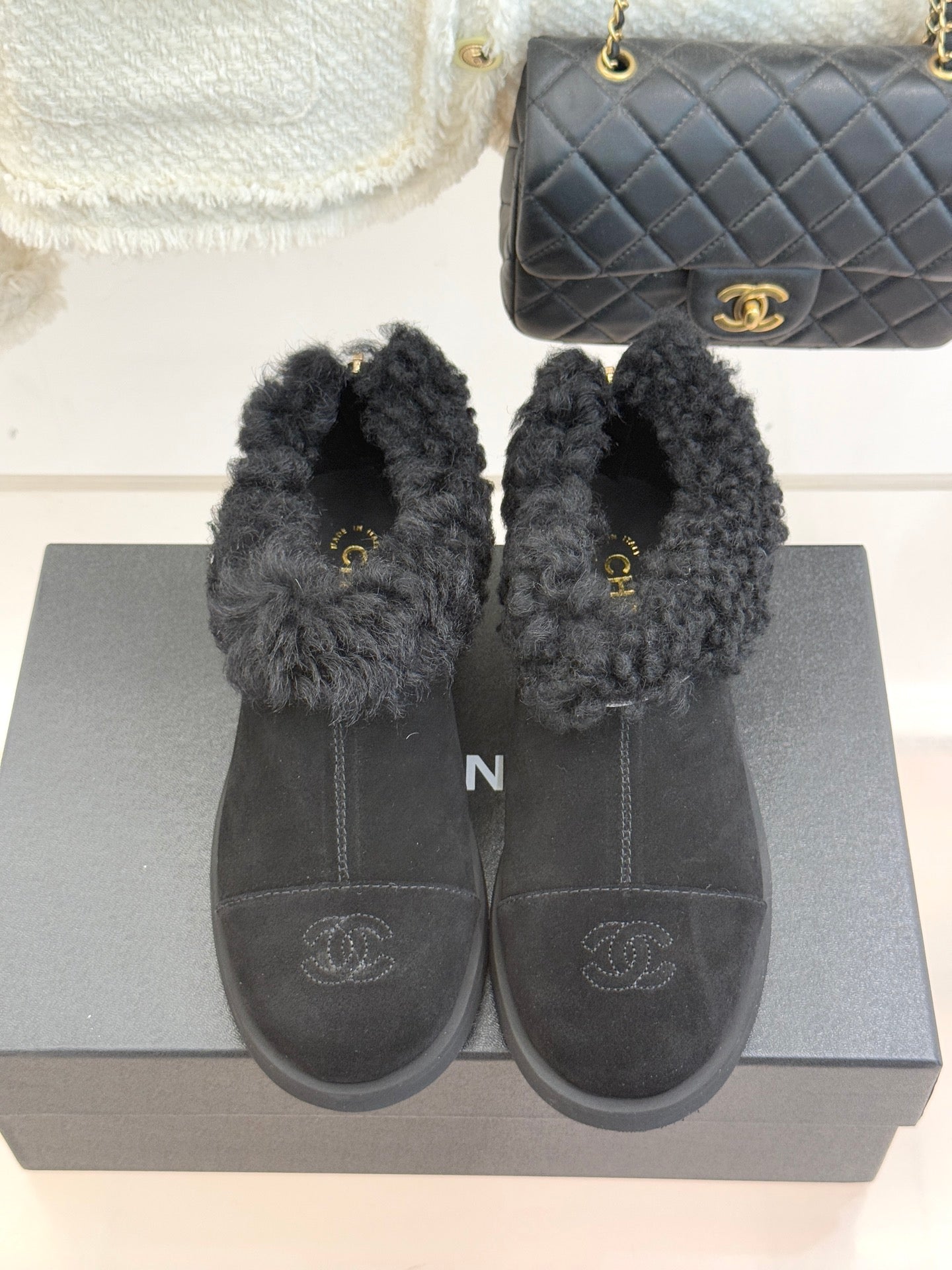 CC 25s Furry Snow Boots Black Suede Wool 512064