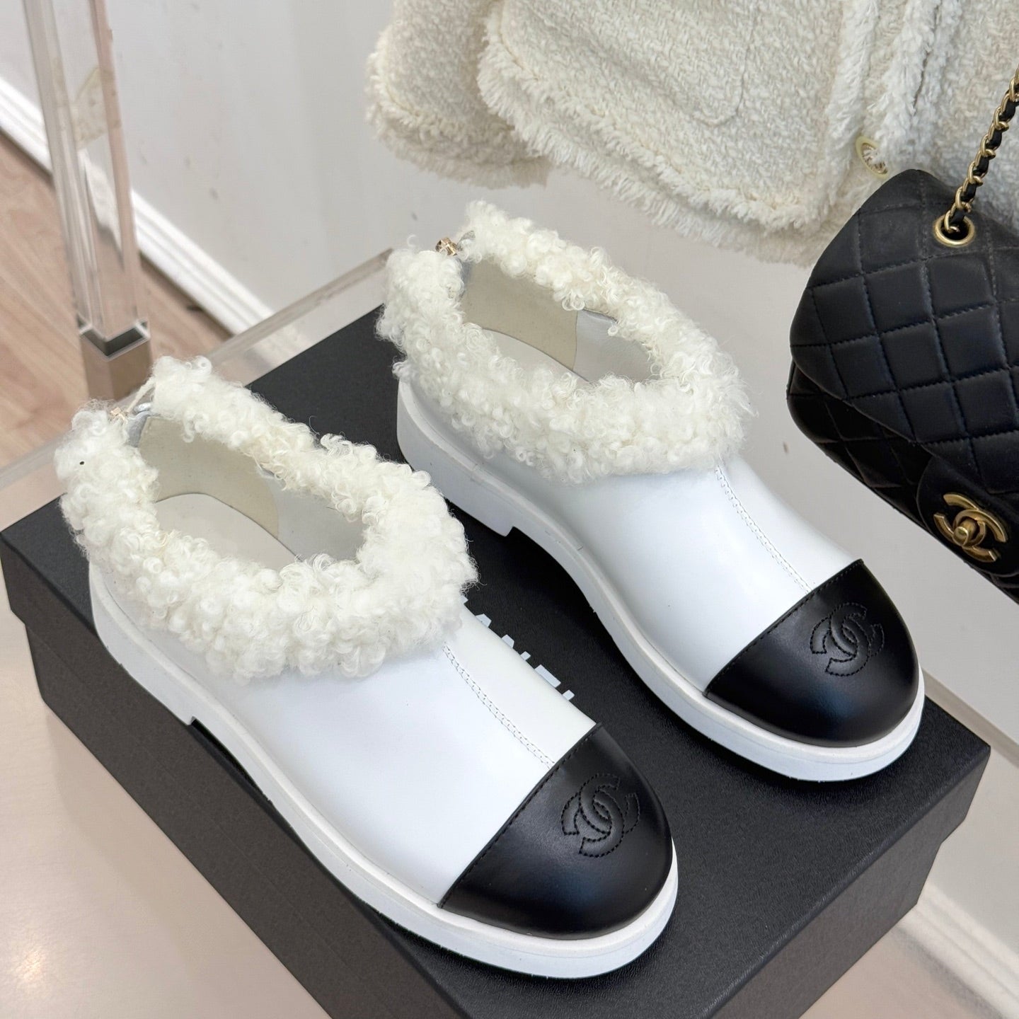 CC 25s Furry Snow Boots White Black Leather Wool 512065