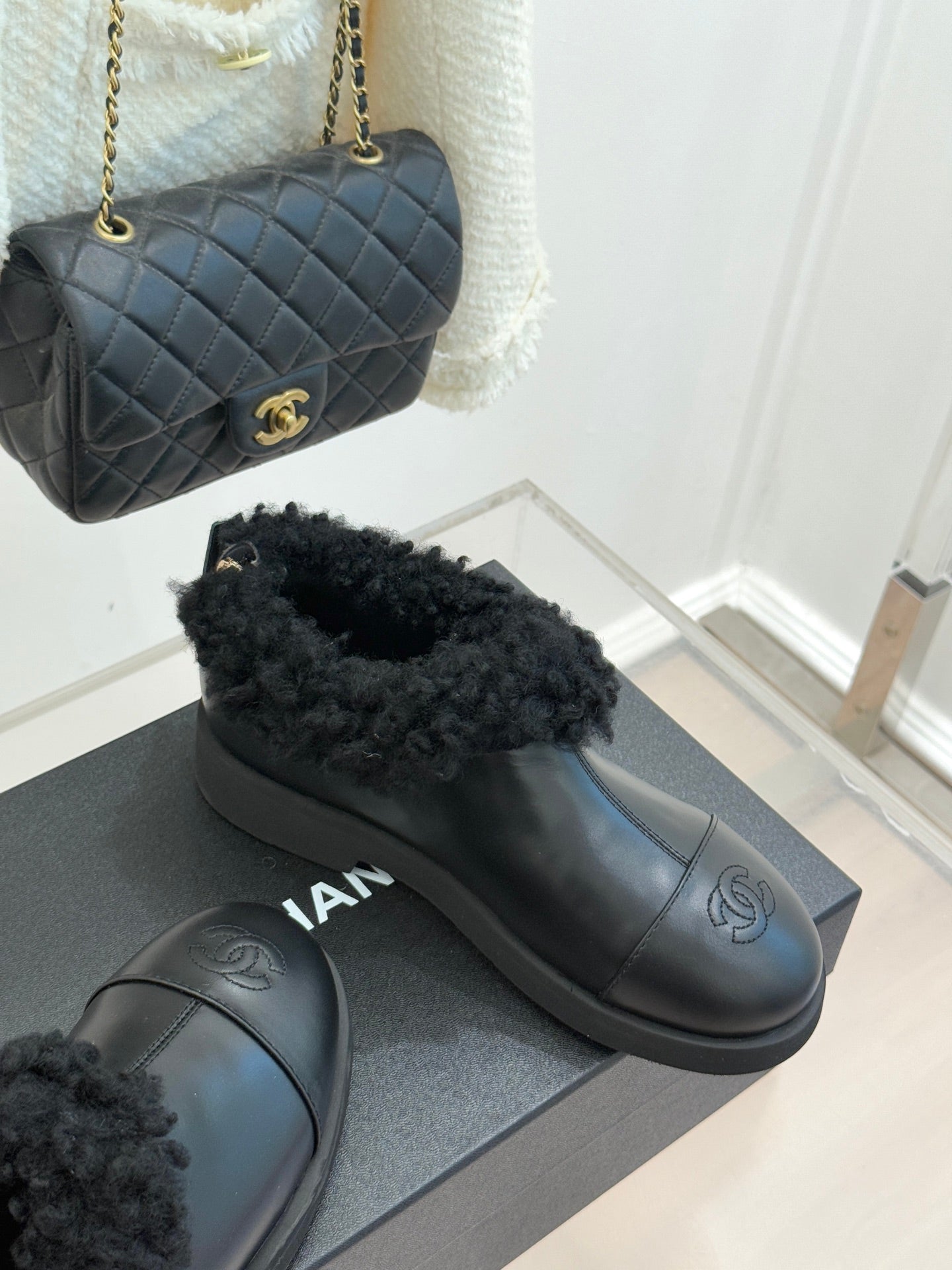 CC 25s Furry Snow Boots Black Leather Wool 512066