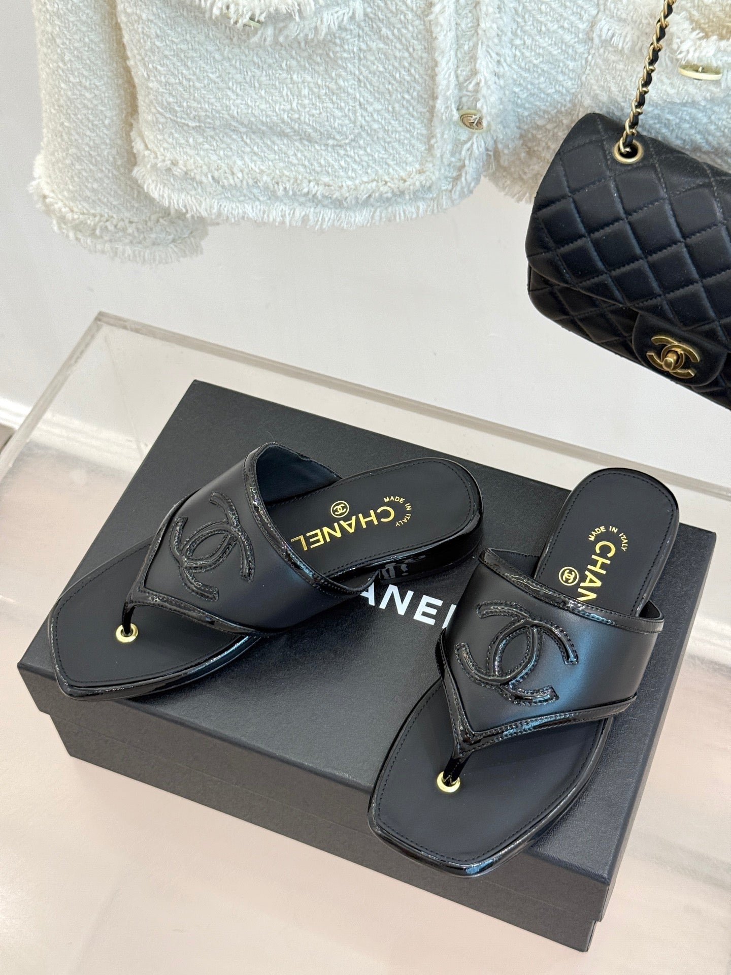 CC 26s Thong Sandal Black Lambskin Patent Leather 917805