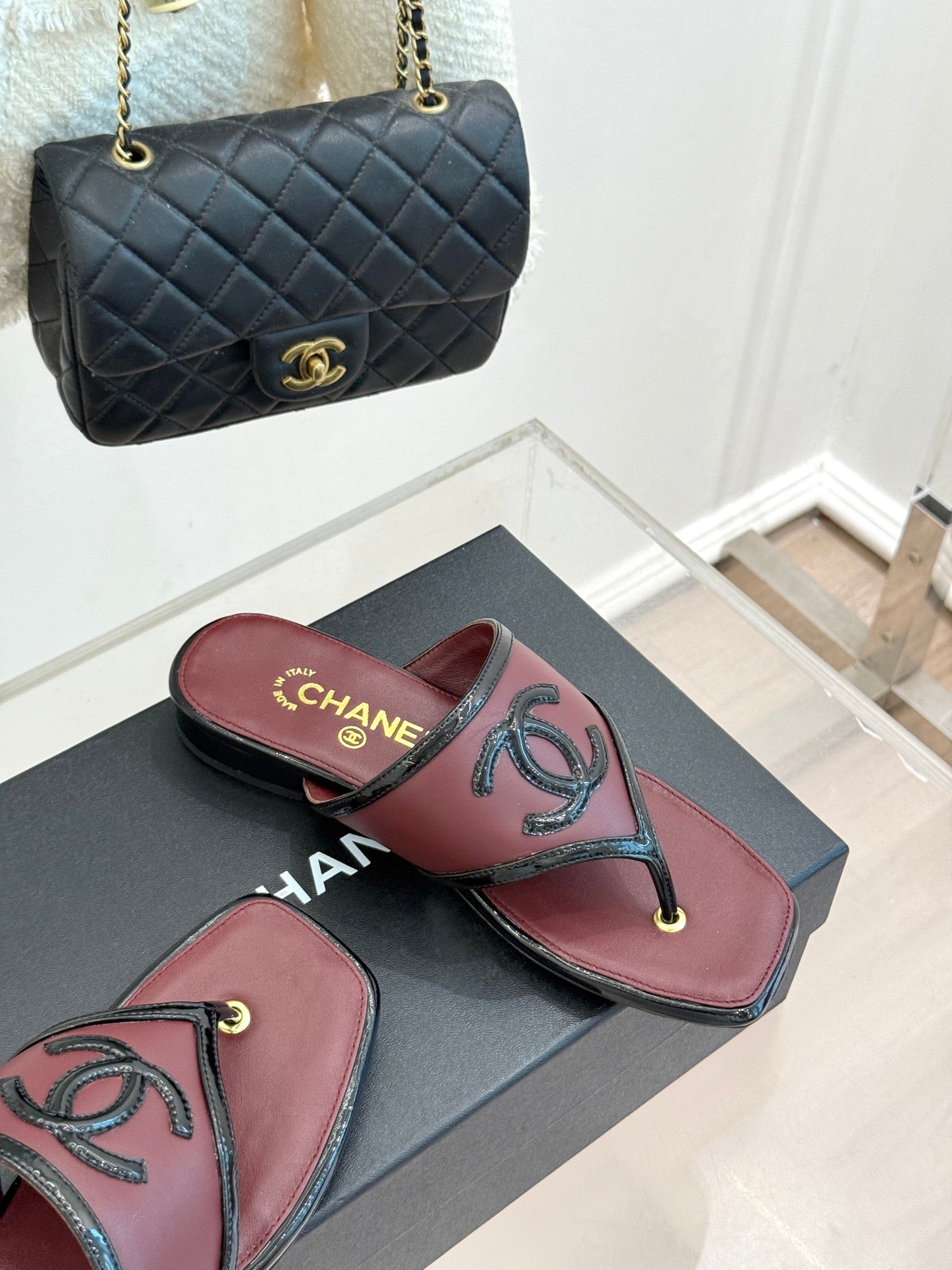 CC 26s Thong Sandal Black Burgundy Lambskin Patent Leather 917806