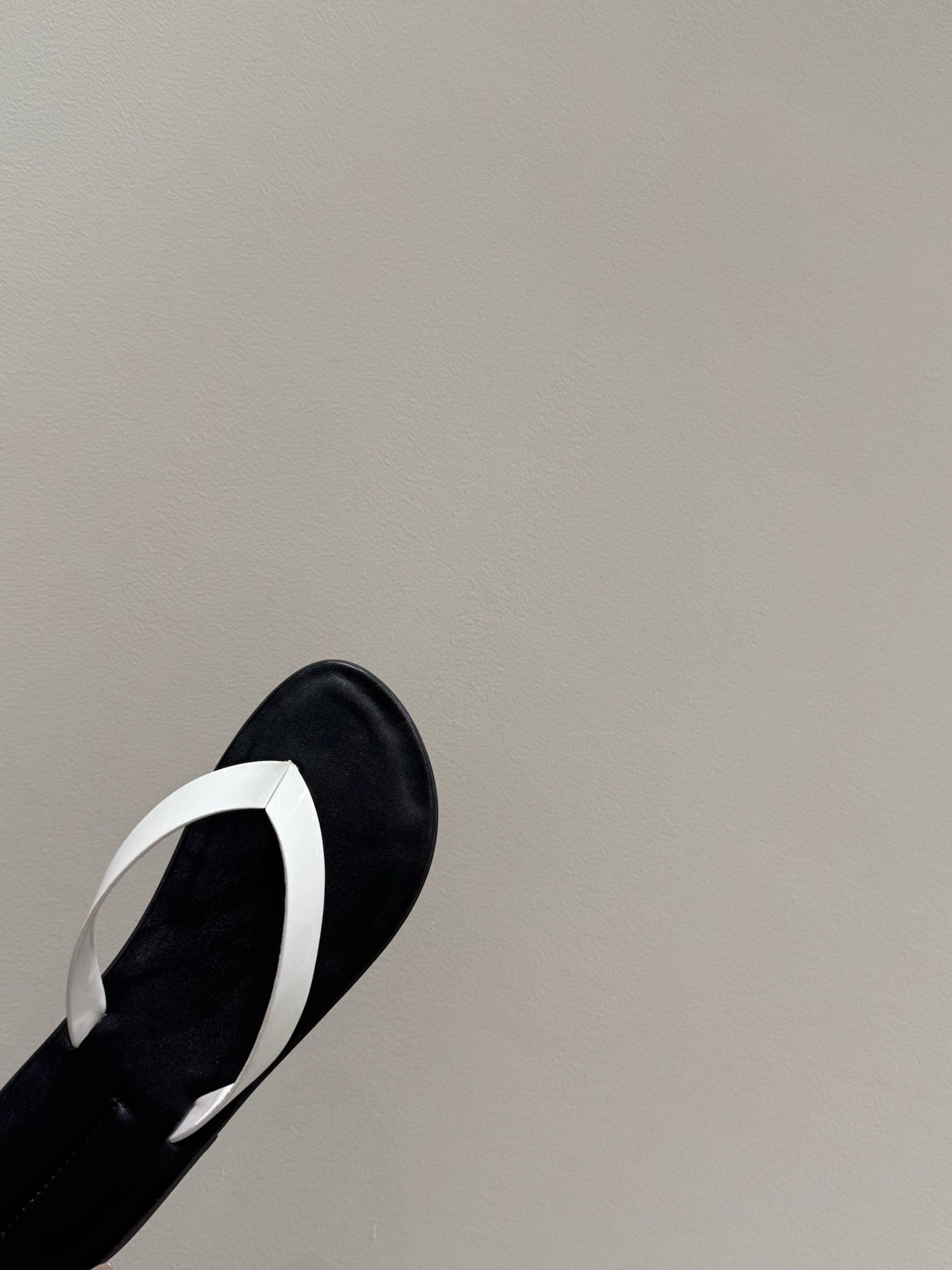 The Row Thong Sandal Black And White Patent leather 337445