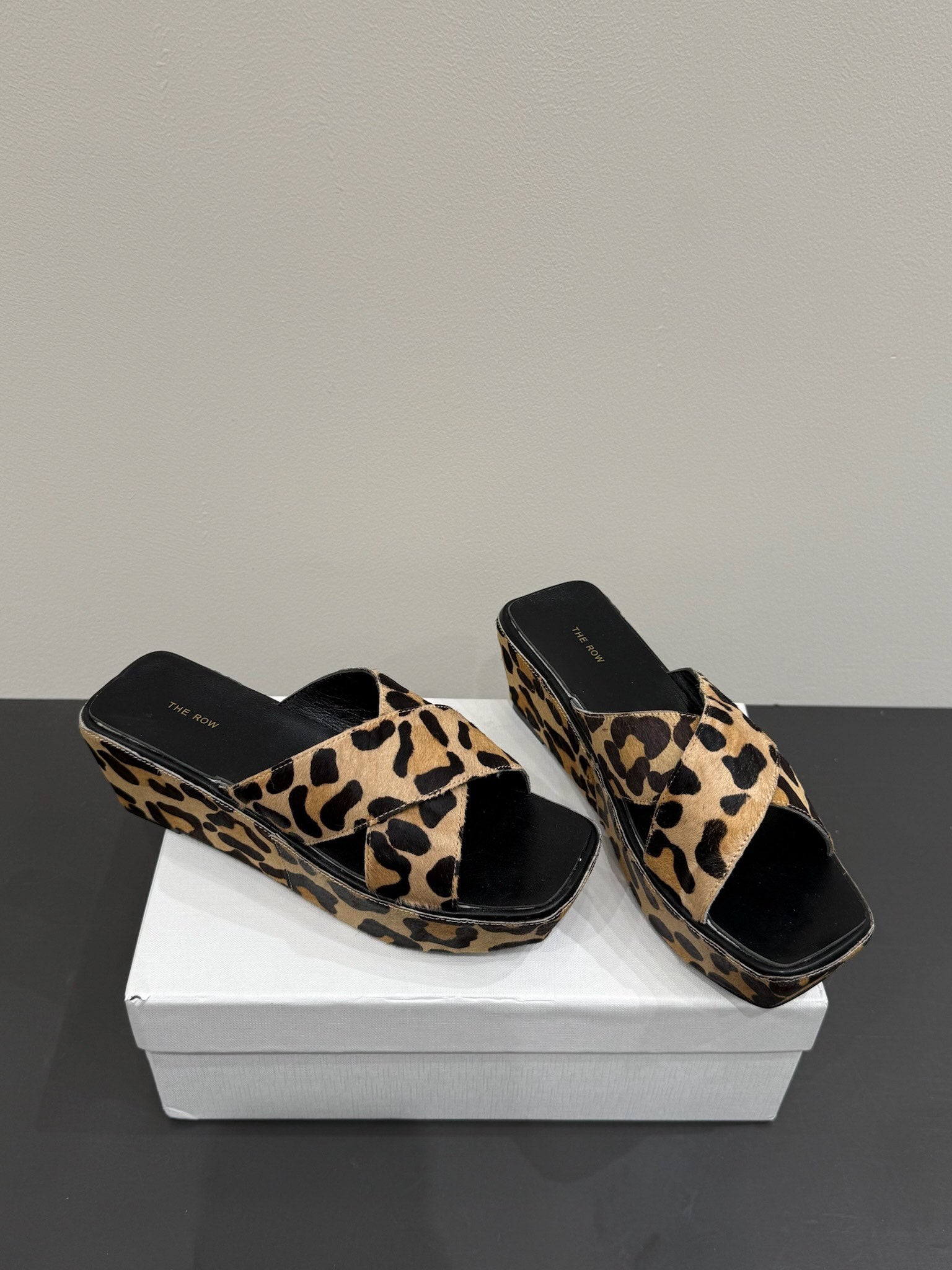 The Row Thick-soled Cross-strap Sandals 6cm Black Leopard Print Horsehair 337446