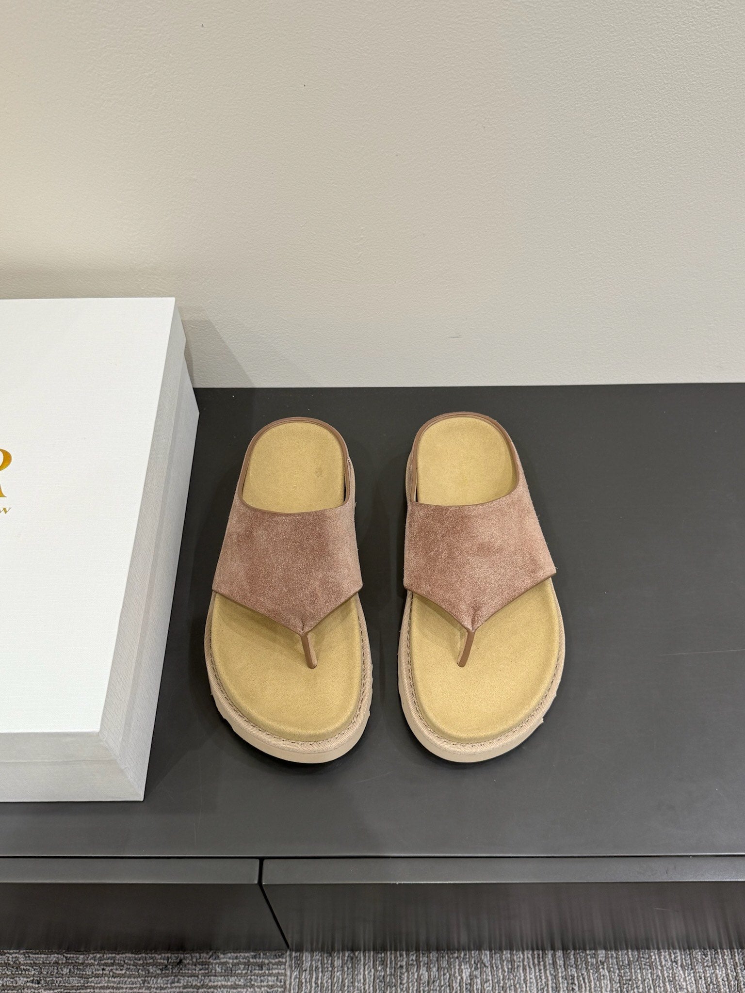 The Row Flat Sandal Warm Beige Cow Suede 337500