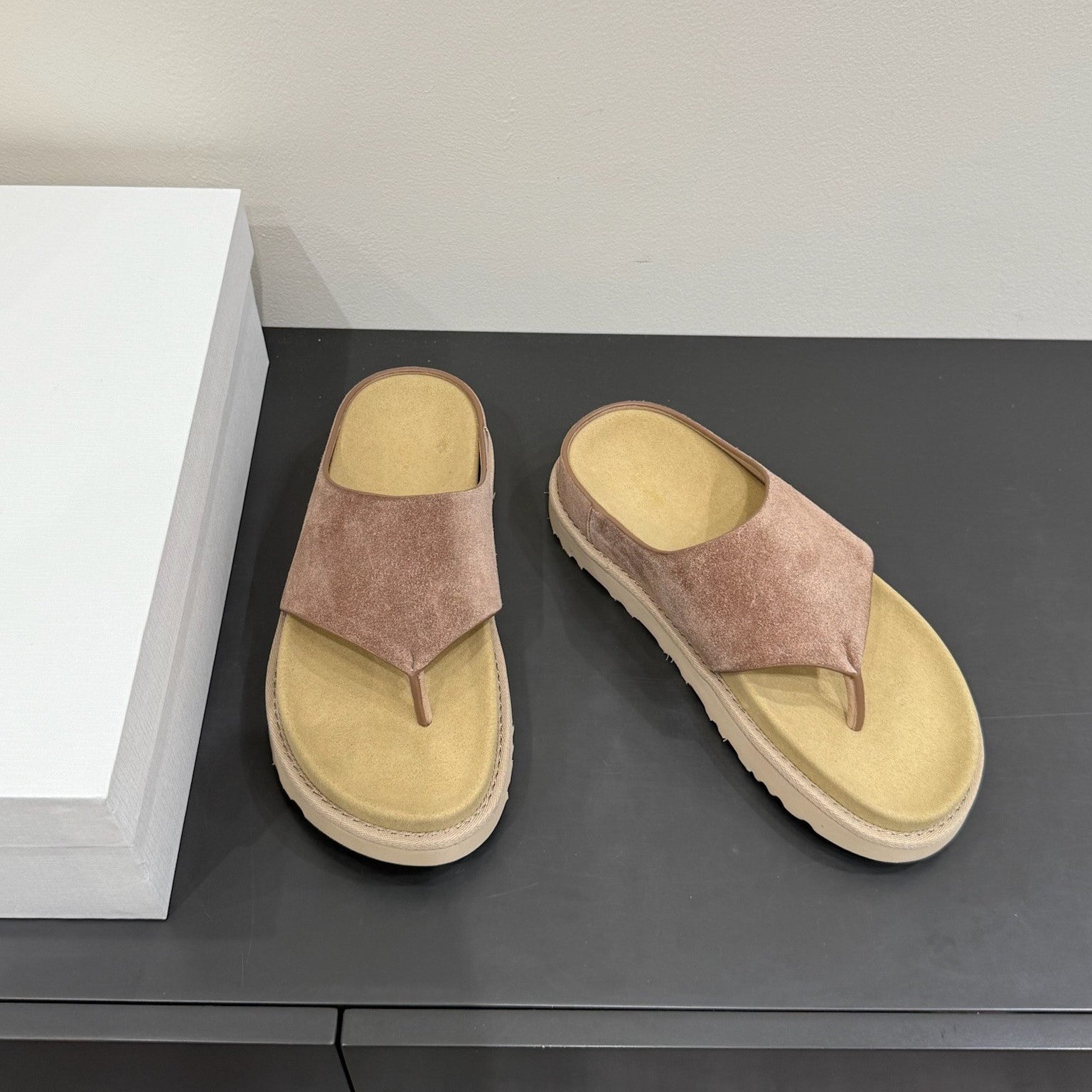 The Row Flat Sandal Warm Beige Cow Suede 337500