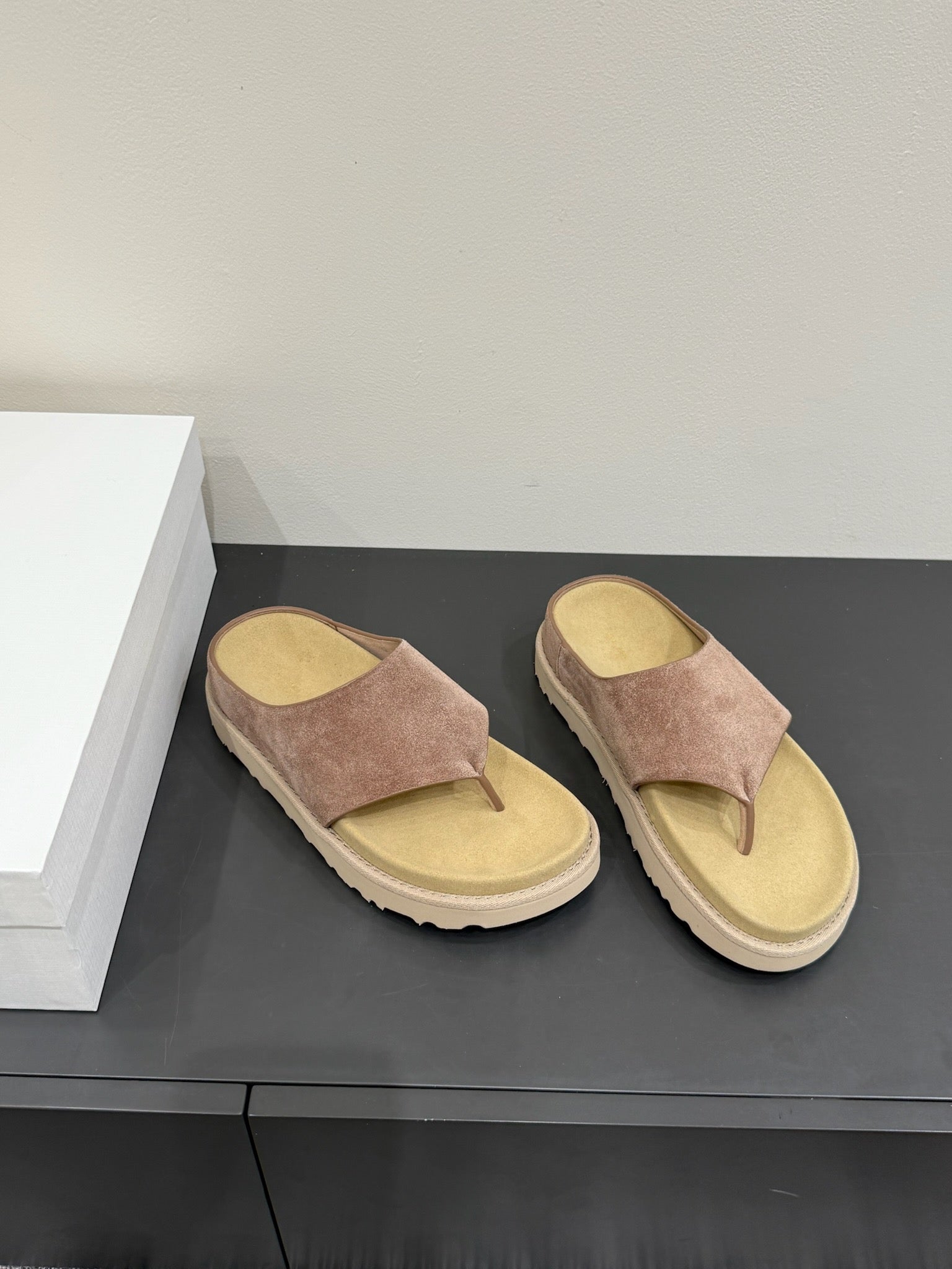The Row Flat Sandal Warm Beige Cow Suede 337500