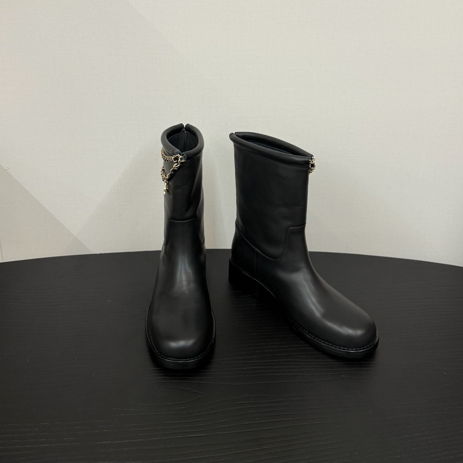 CC 25s Short Flat Chain Knight Boots Black Leather 417841