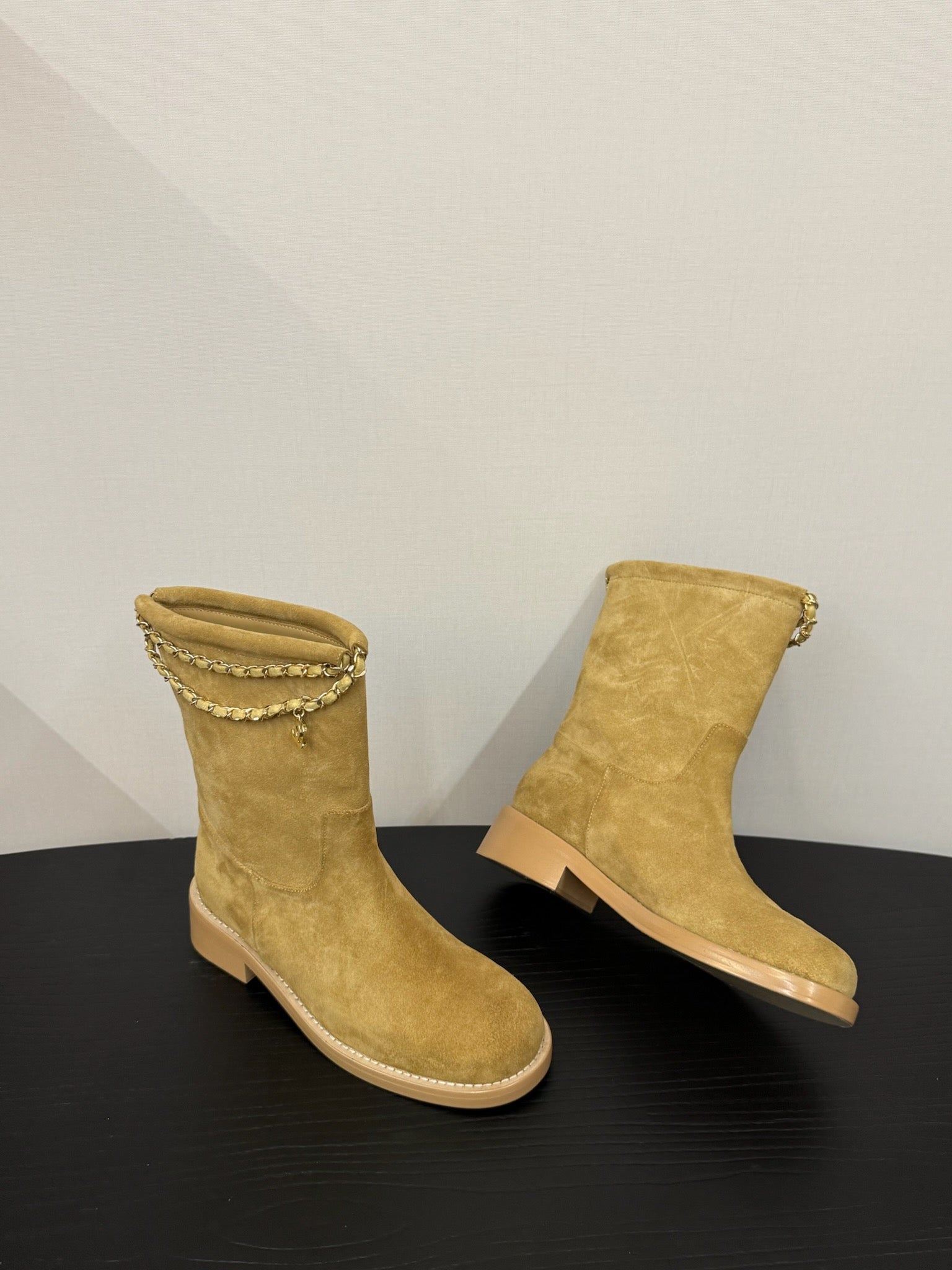 CC 25s Short Flat Chain Knight Boots Beige Cow Suede&Sheeepskin 417845