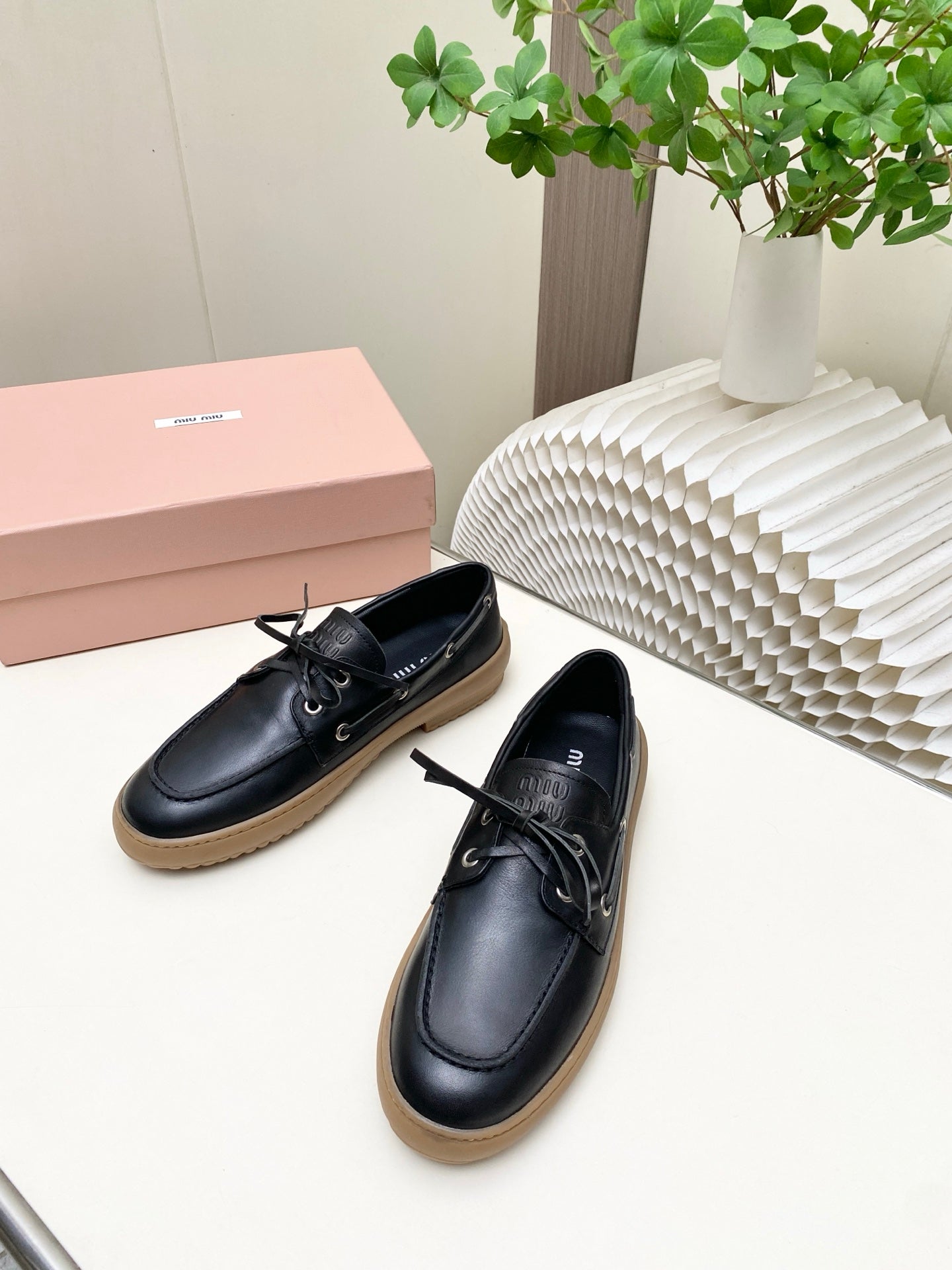 Miu 26s Distressed Lace-Up Eyelet Flat Loafers Retro Leather 984050