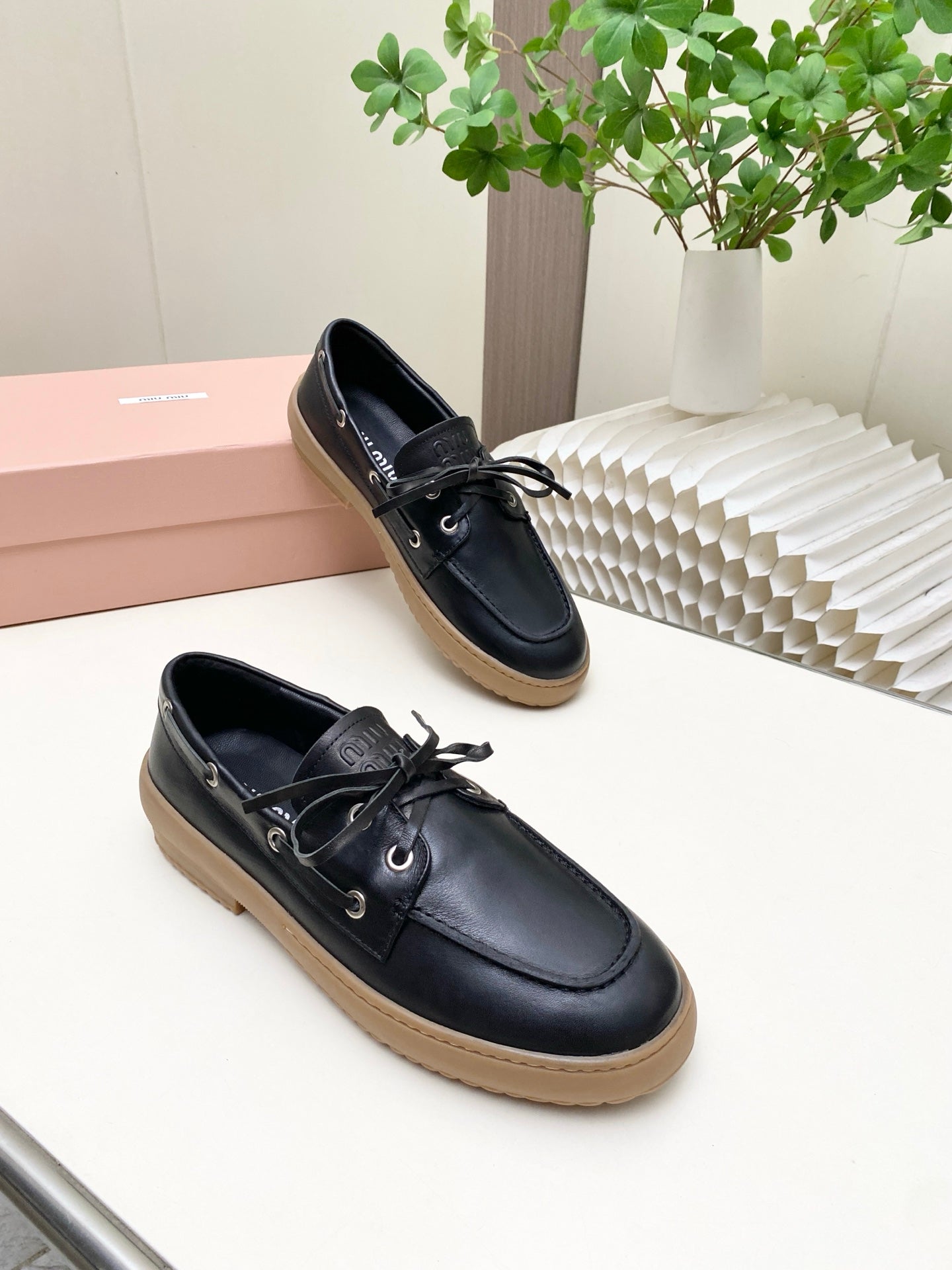 Miu 26s Distressed Lace-Up Eyelet Flat Loafers Retro Leather 984050