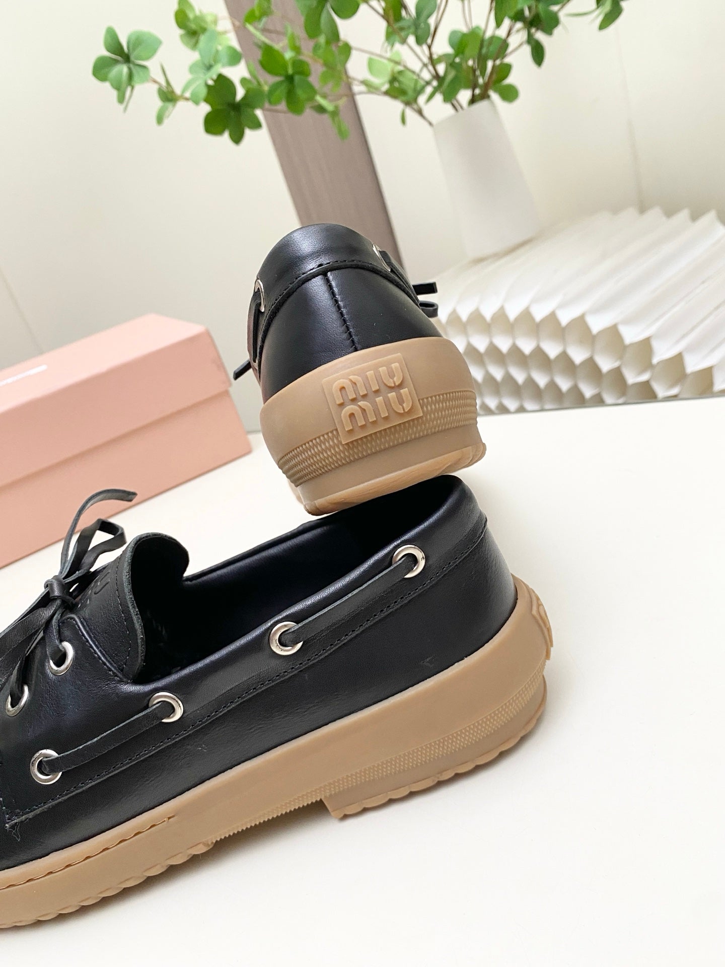 Miu 26s Distressed Lace-Up Eyelet Flat Loafers Retro Leather 984050