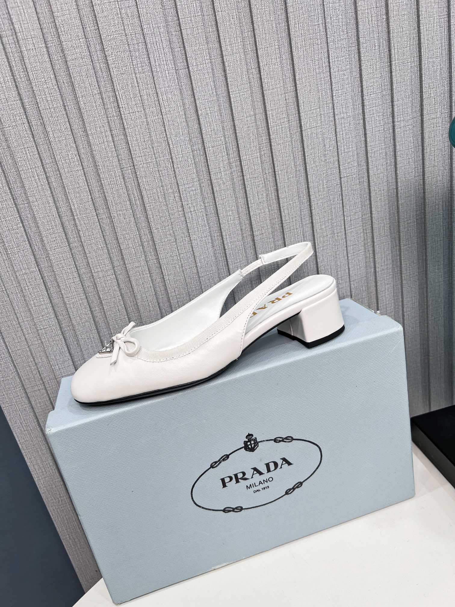 Prada 26s Round Toe Slingback Pumps 40mm In White Calfskin With Bow