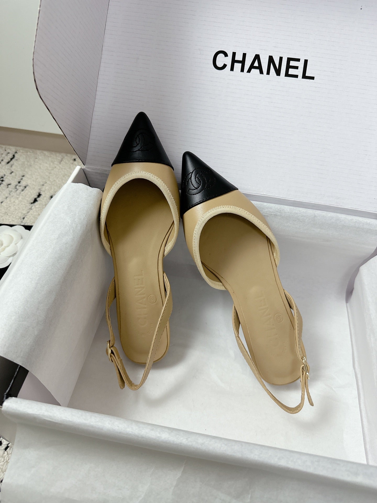 CC Slingback Pointed Beige Black Leather 628300