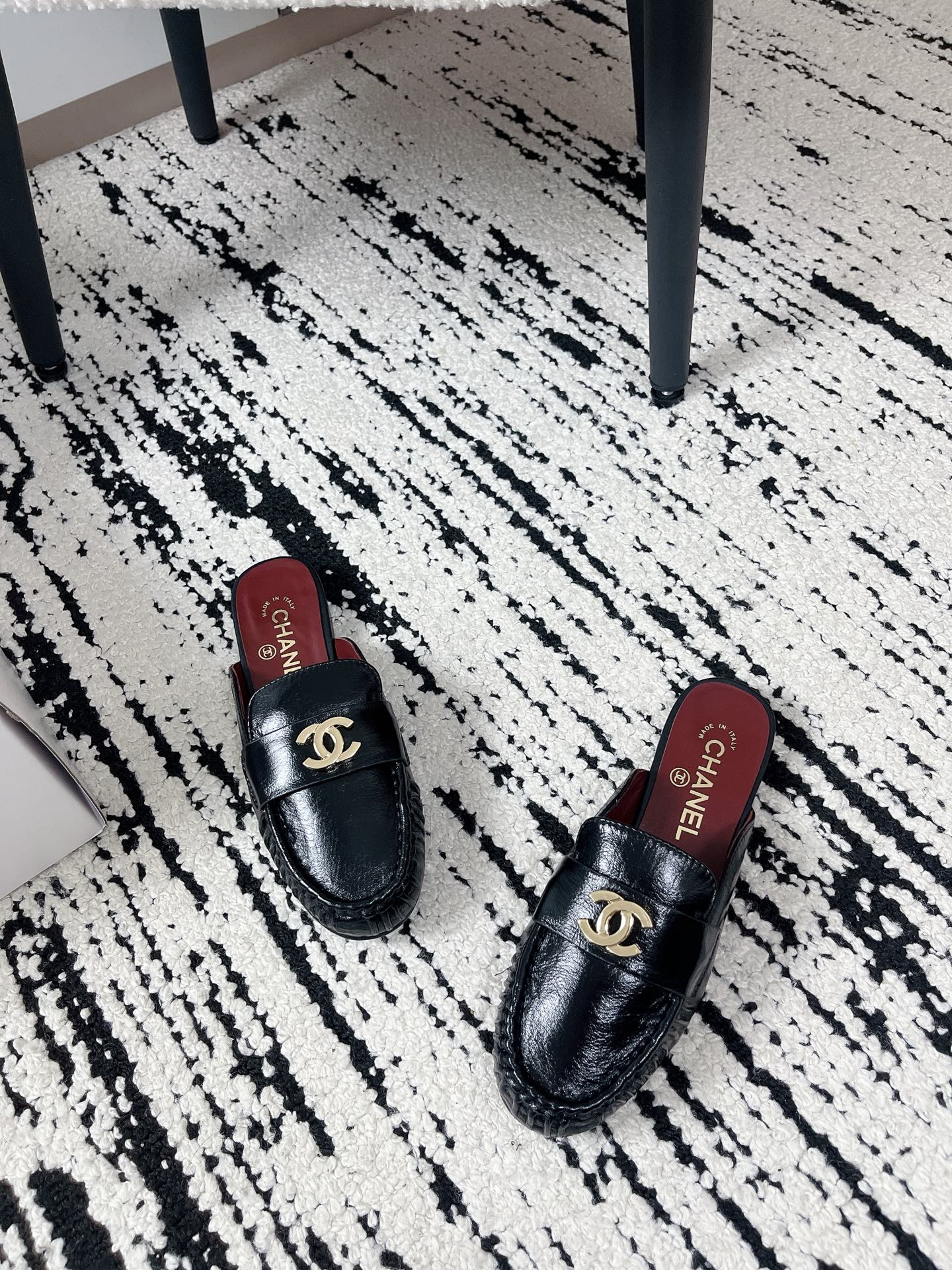 CC 26A Métiers d’art 2026 Mules Black Glossy Sheepskin 900756