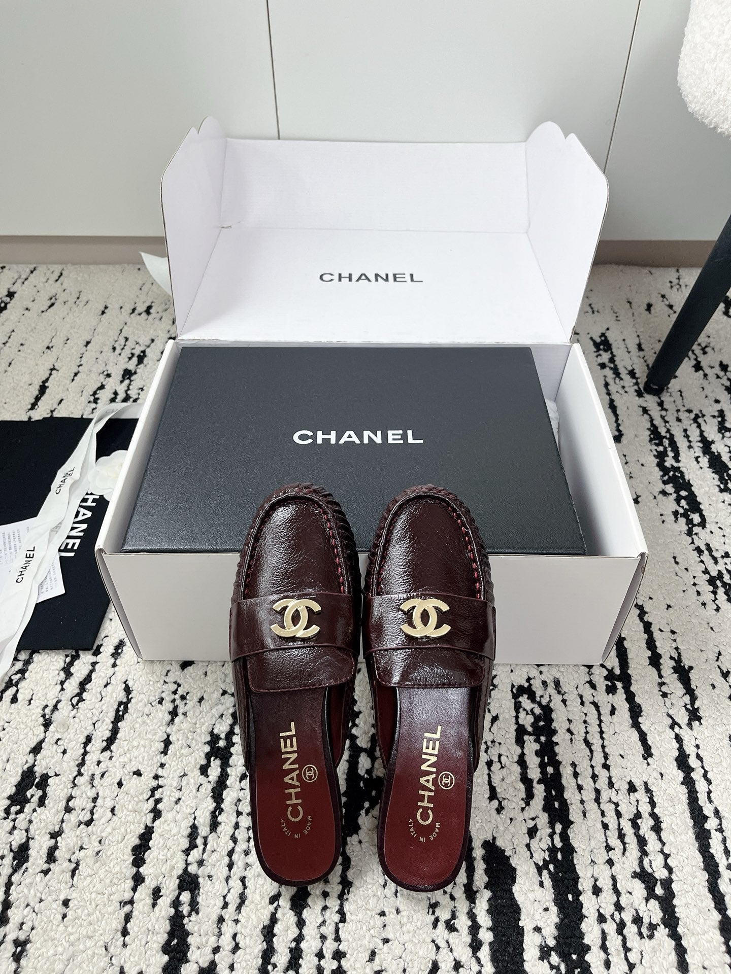 CC 26A Métiers d’art 2026 Mules Burgundy Glossy Sheepskin 900757
