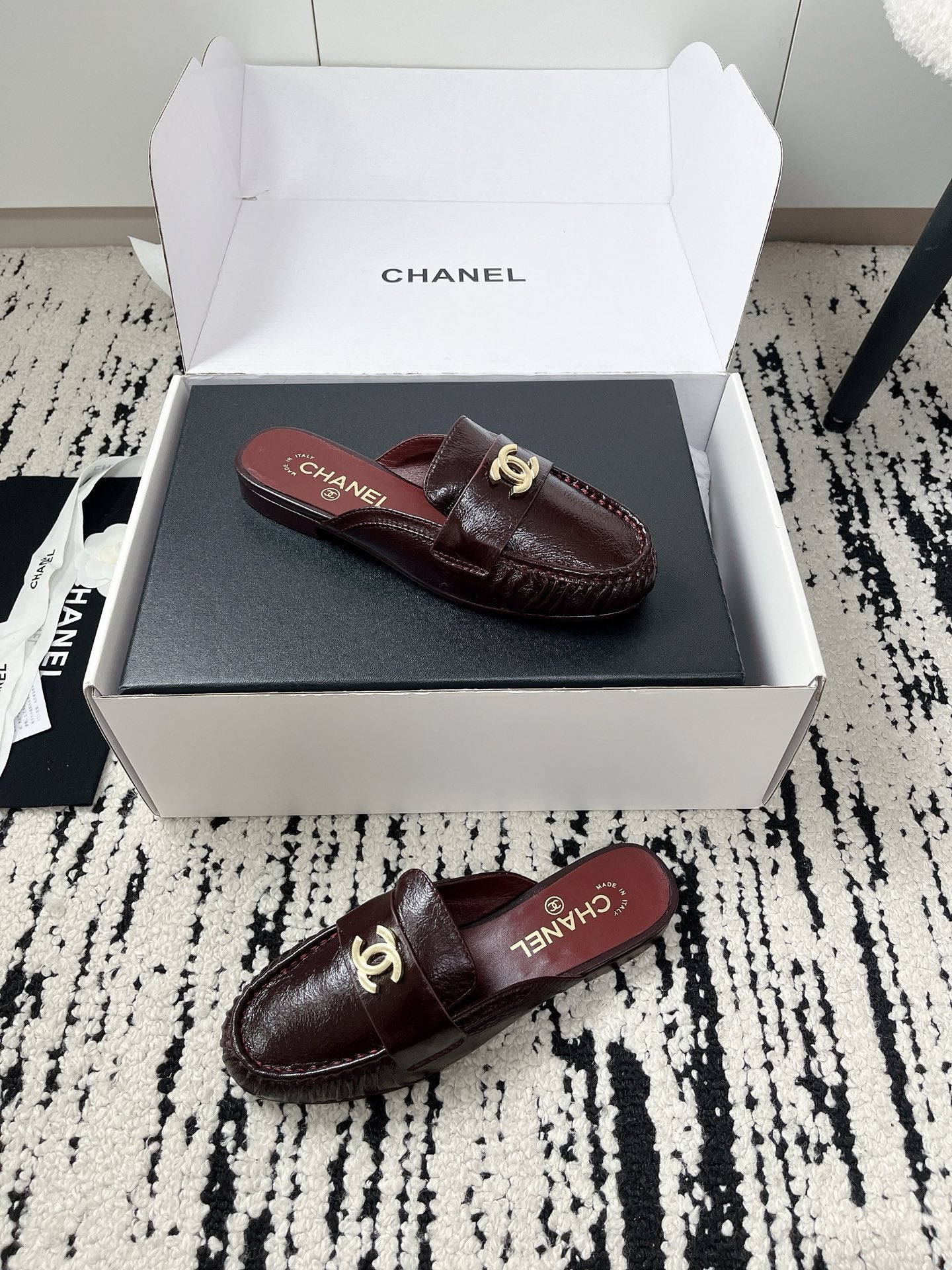 CC 26A Métiers d’art 2026 Mules Burgundy Glossy Sheepskin 900757